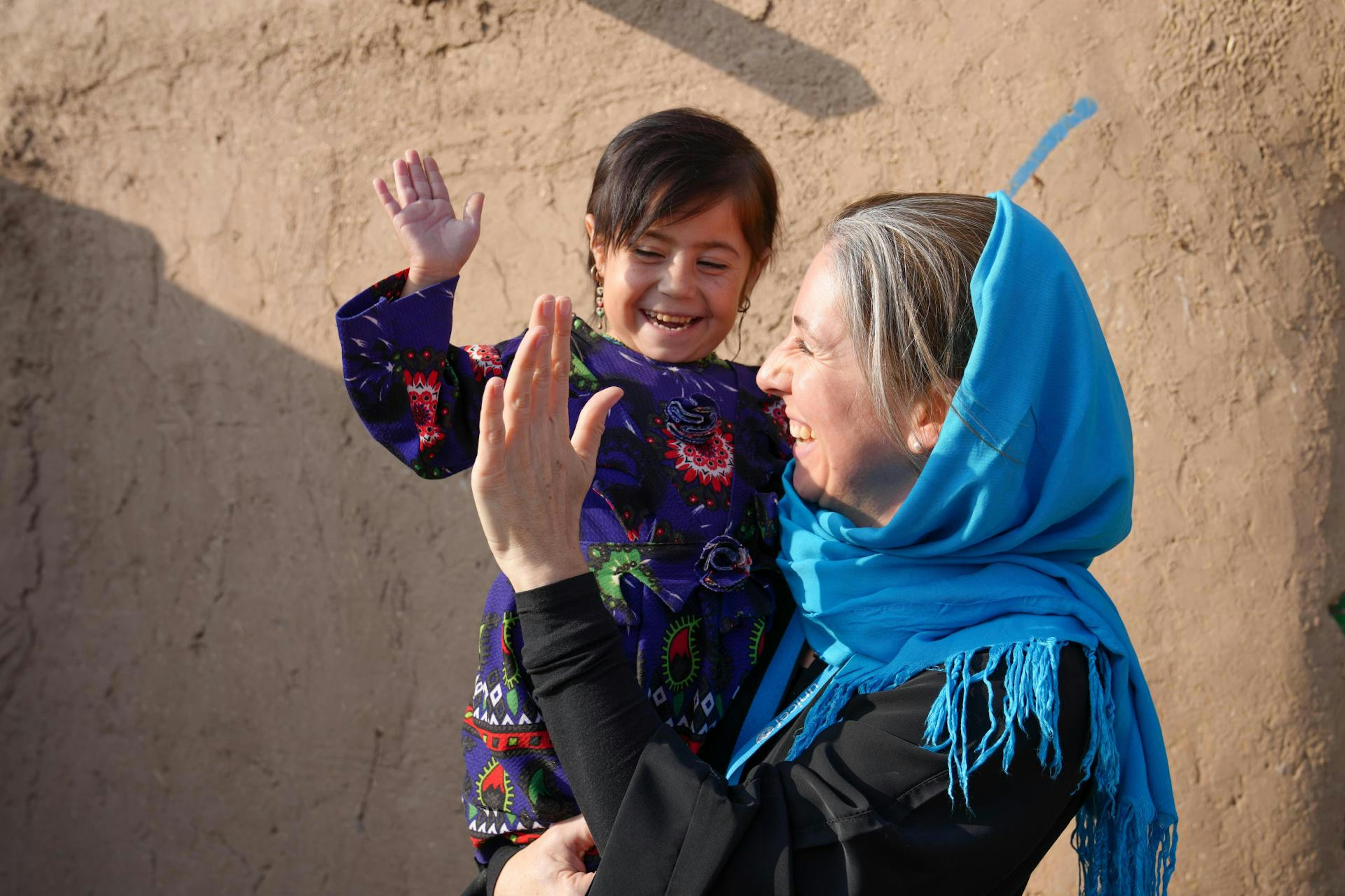 Sam Mort, Responsabile della Comunicazione e dell’Advocacy per l’UNICEF Afghanistan, con la piccola Parwana