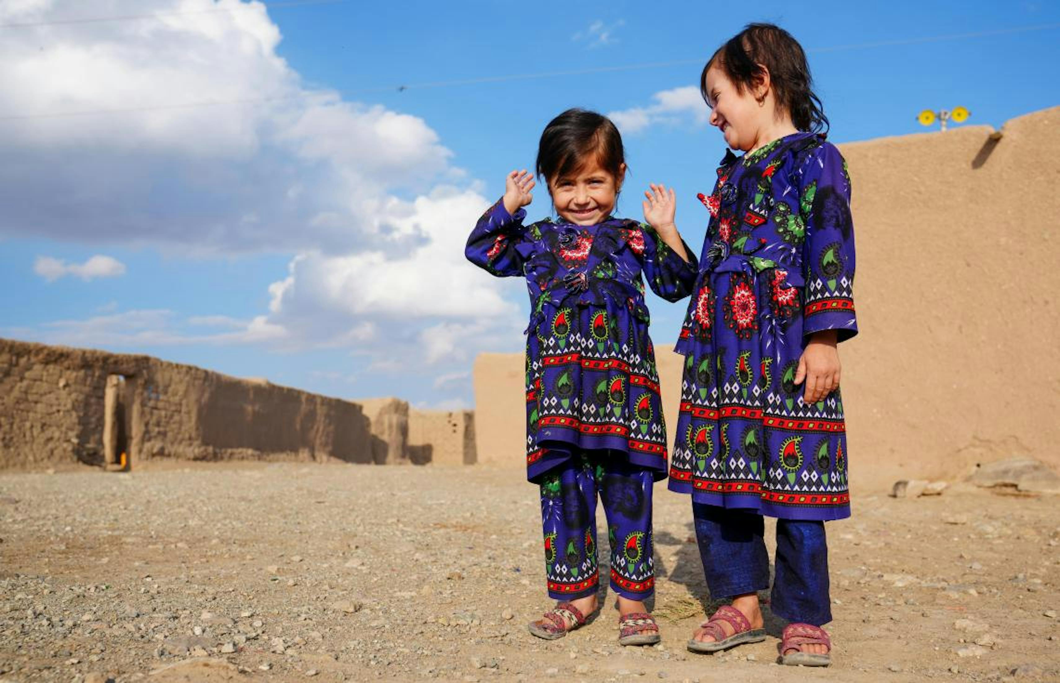 Parwana e sua sorella (più piccola) Afsana, più alta di lei di quasi 30 centimetri, sorridono. Entrambe amano andare a scuola, nel centro di comunità supportato dall'UNICEF all'interno del campo sfollati