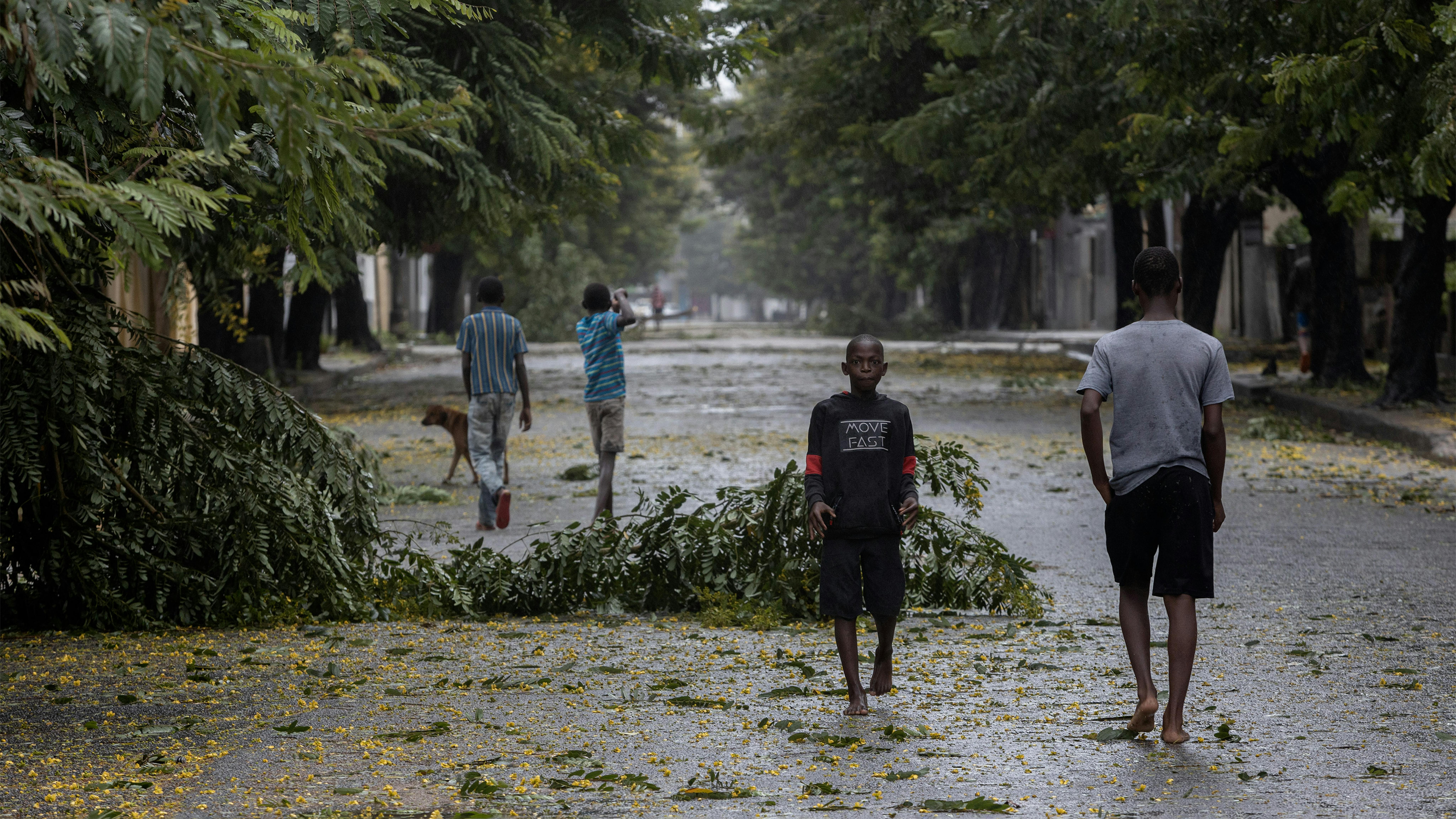 Mozambico I bambini camminano per strada durante l'impatto del ciclone Freddy