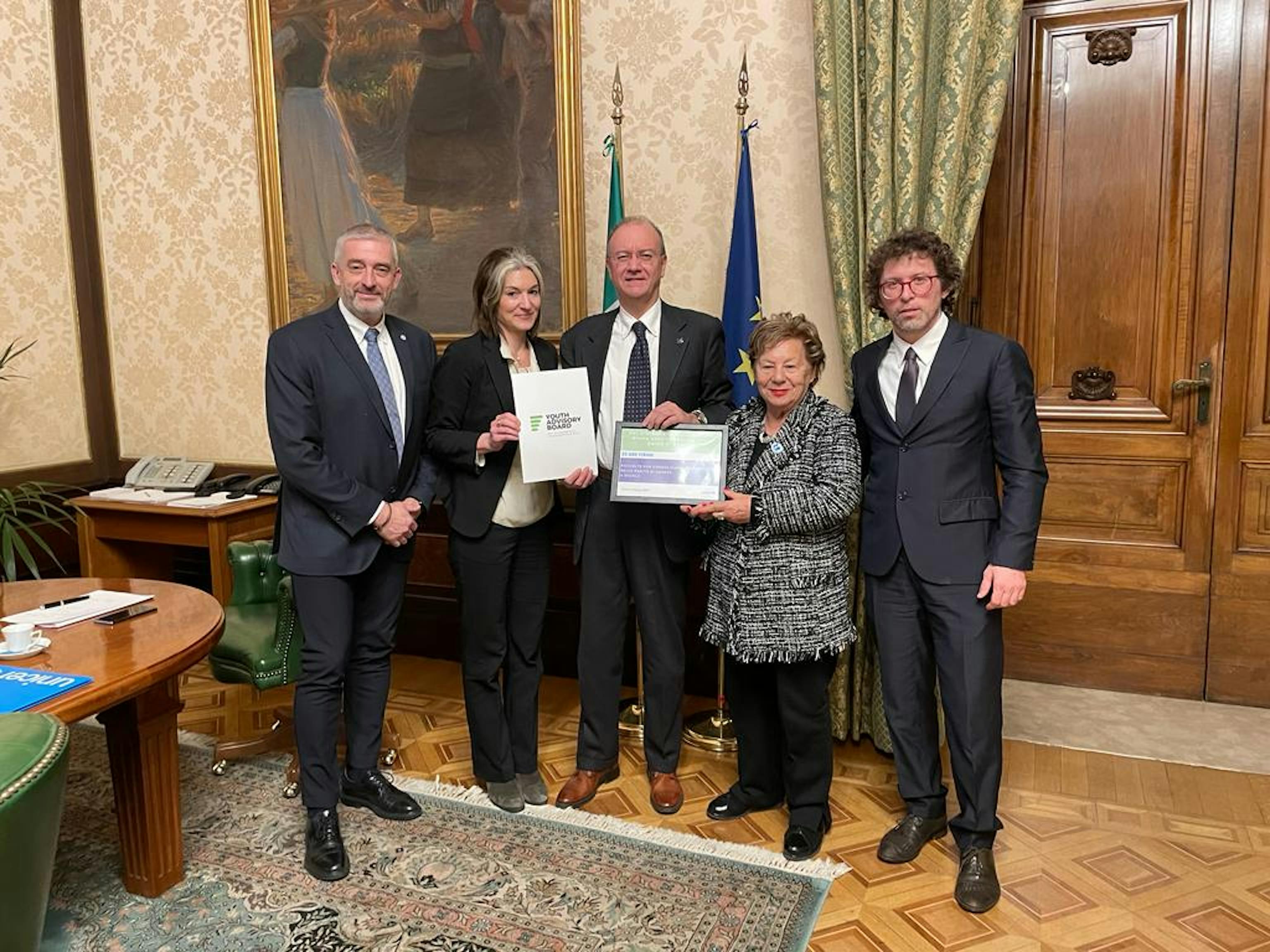 Da sinistra a destra il DG dell' UNICEF Italia Paolo Rozera, Sarah Martelli, Coordinatrice ad interim in Italia dell’Ufficio UNICEF per l’Europa e l’Asia Centrale, il Ministro Giuseppe Valditara, la Presidente dell’UNICEF Italia Carmela Pace e Stefano Rimini, Esperto Social Policy UNICEF