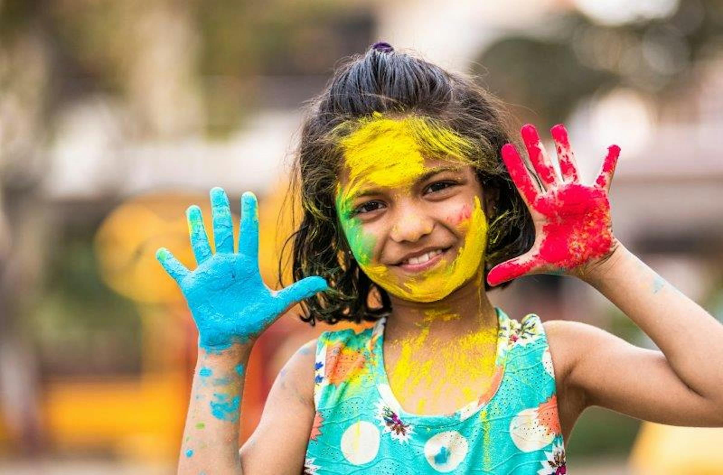 Le cose da fare - bambina con mani colorate