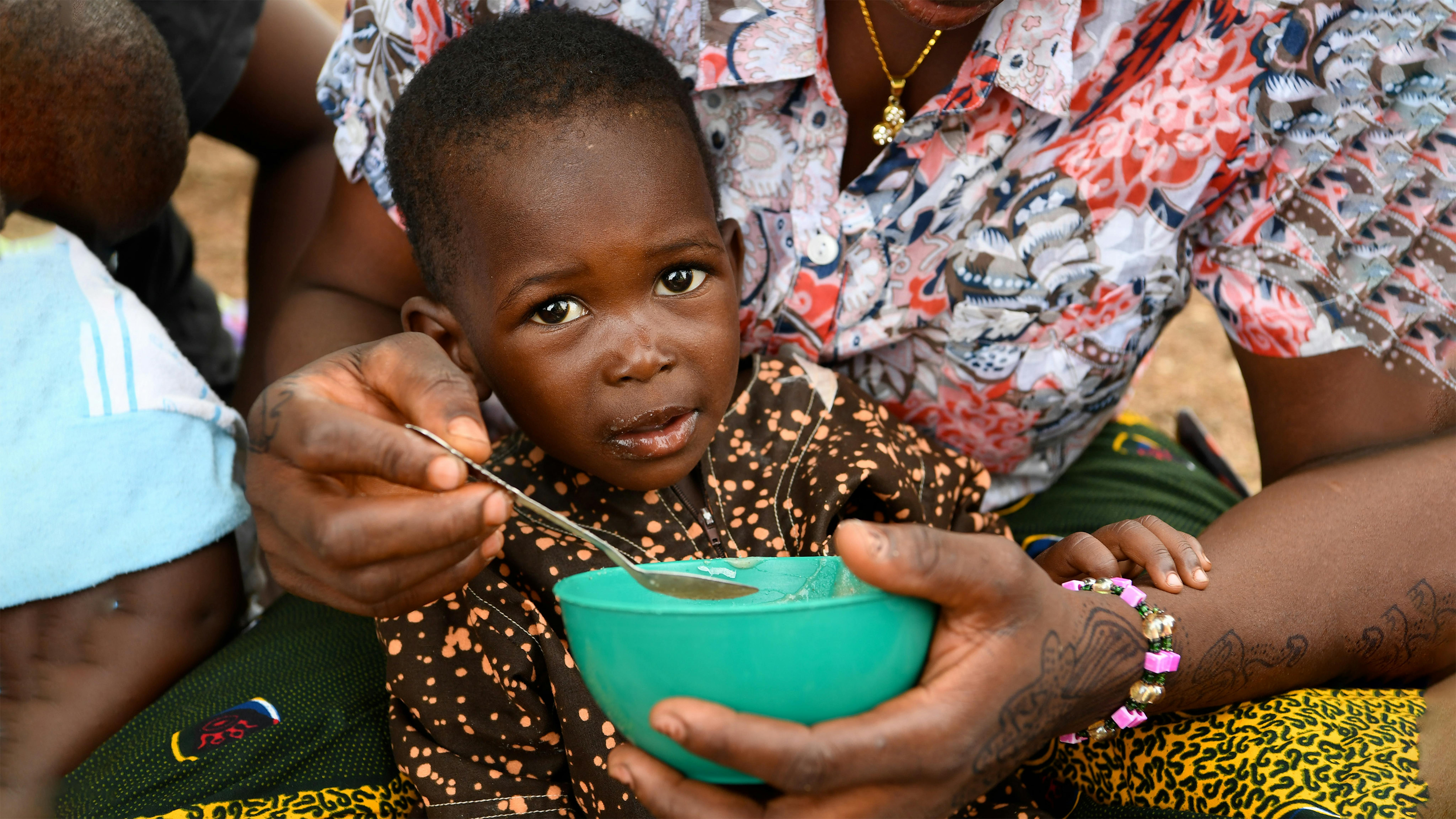 Burkina Faso Donna e bambini durante una sessione di screening della malnutrizione nel villaggio di Ngolo