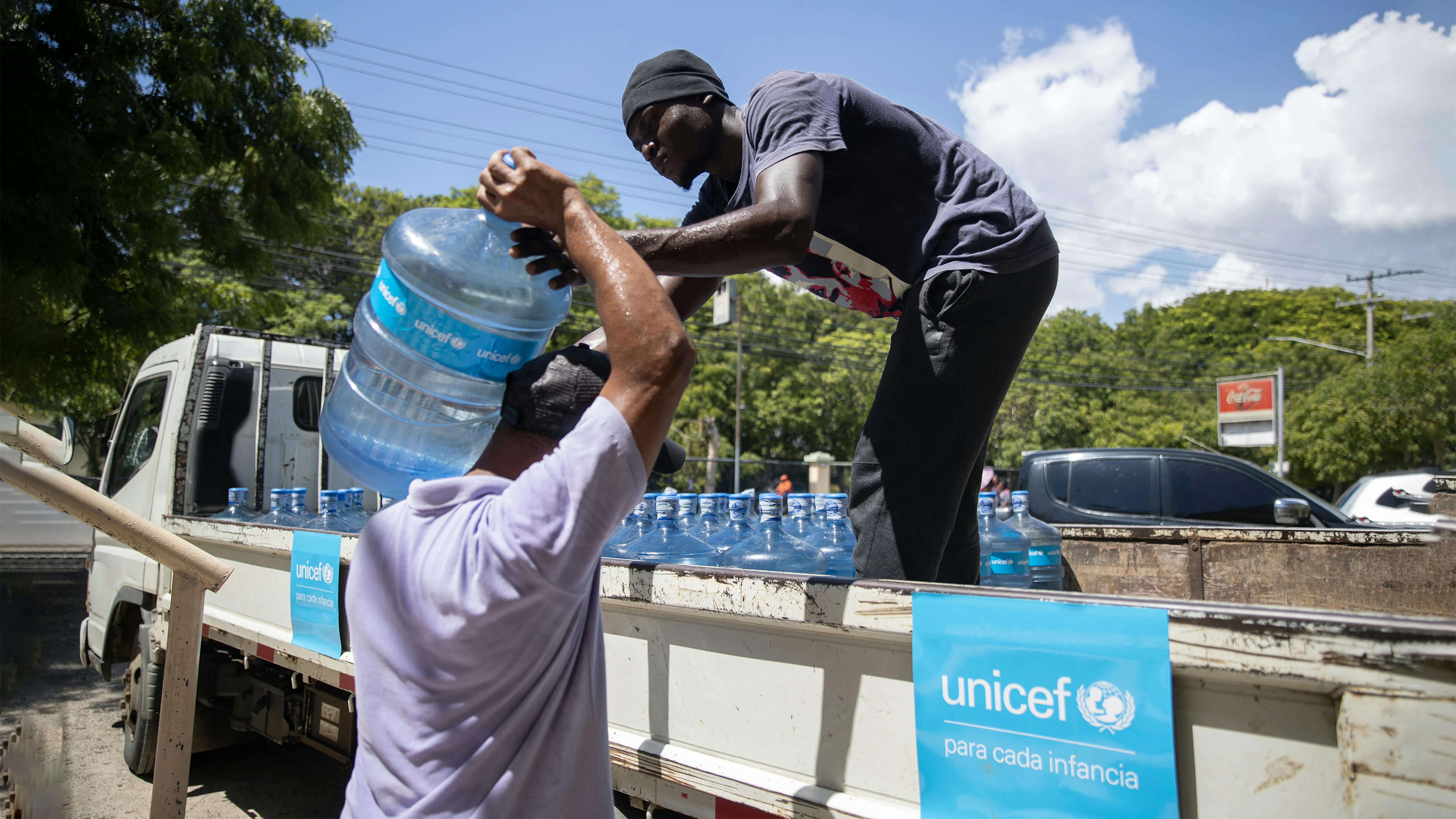Repubblica Dominica - l'UNICEF sostiene le famiglie colpite dall'uragano con la fornitura di acqua potabile