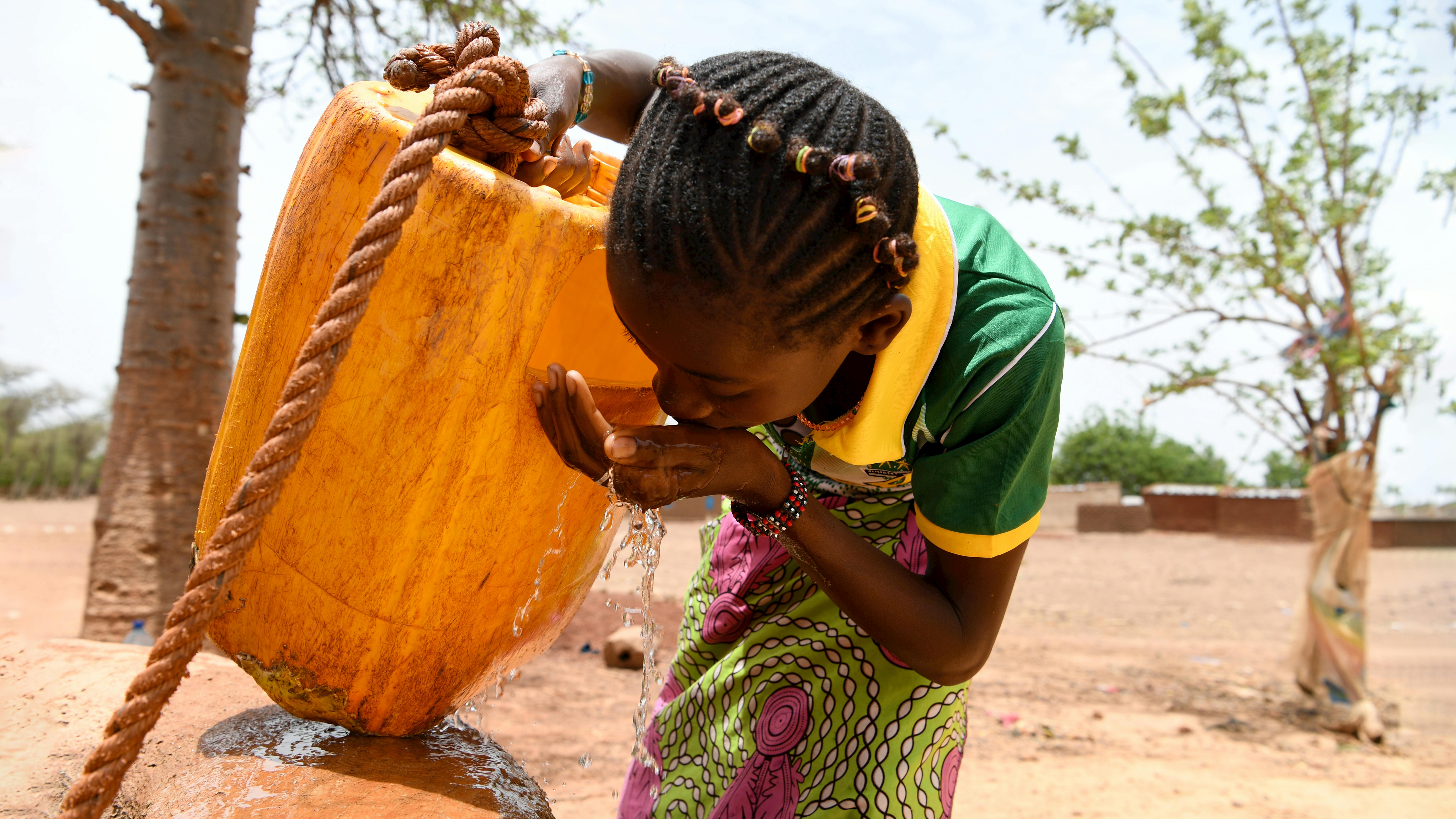 Burkina Faso Bambini che raccolgono acqua nel villaggio di Naaba Guegma,