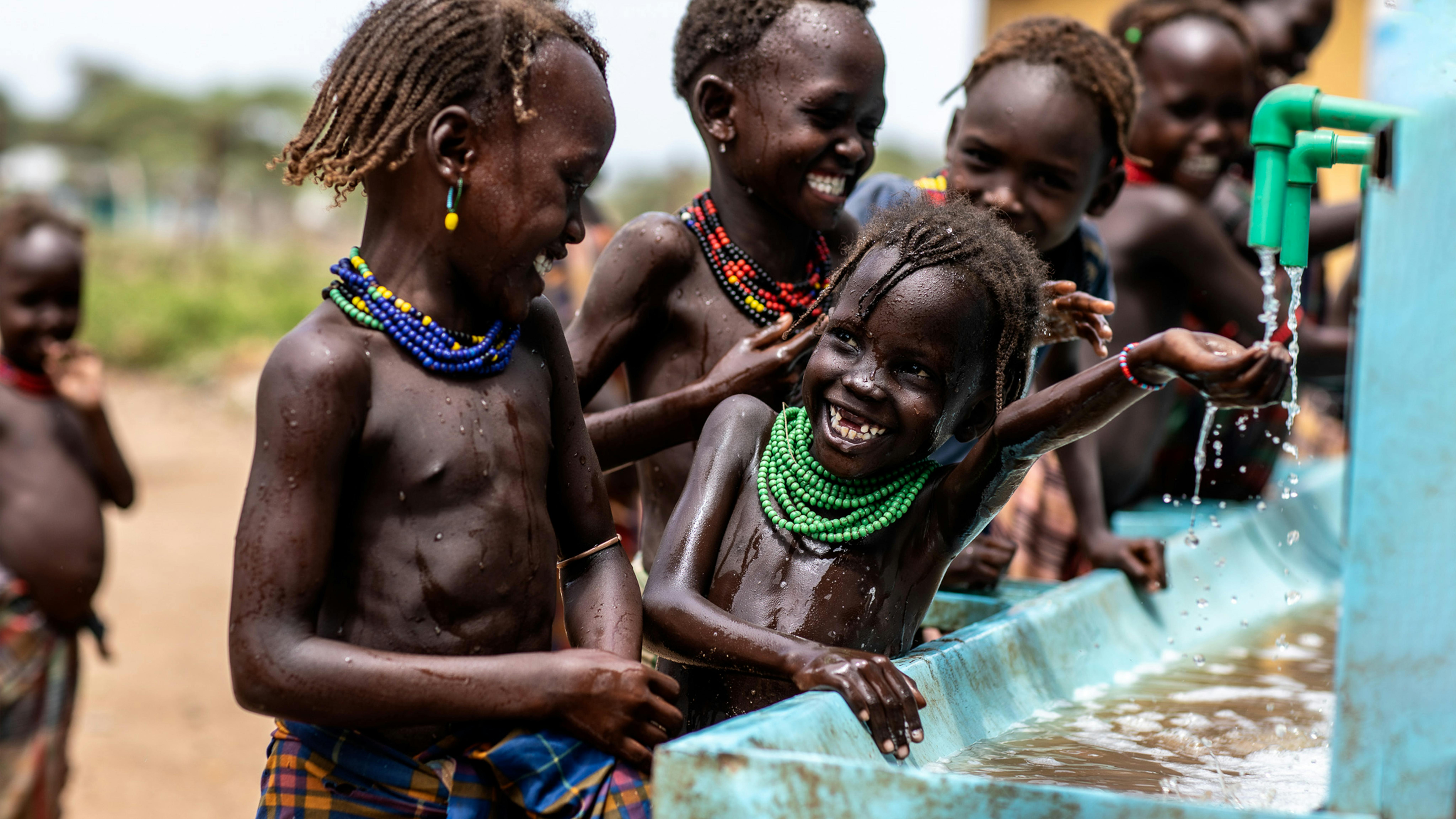 Etiopia Un gruppo di bambini si lava le mani e il viso al punto d'acqua sostenuto dall'UNICEF