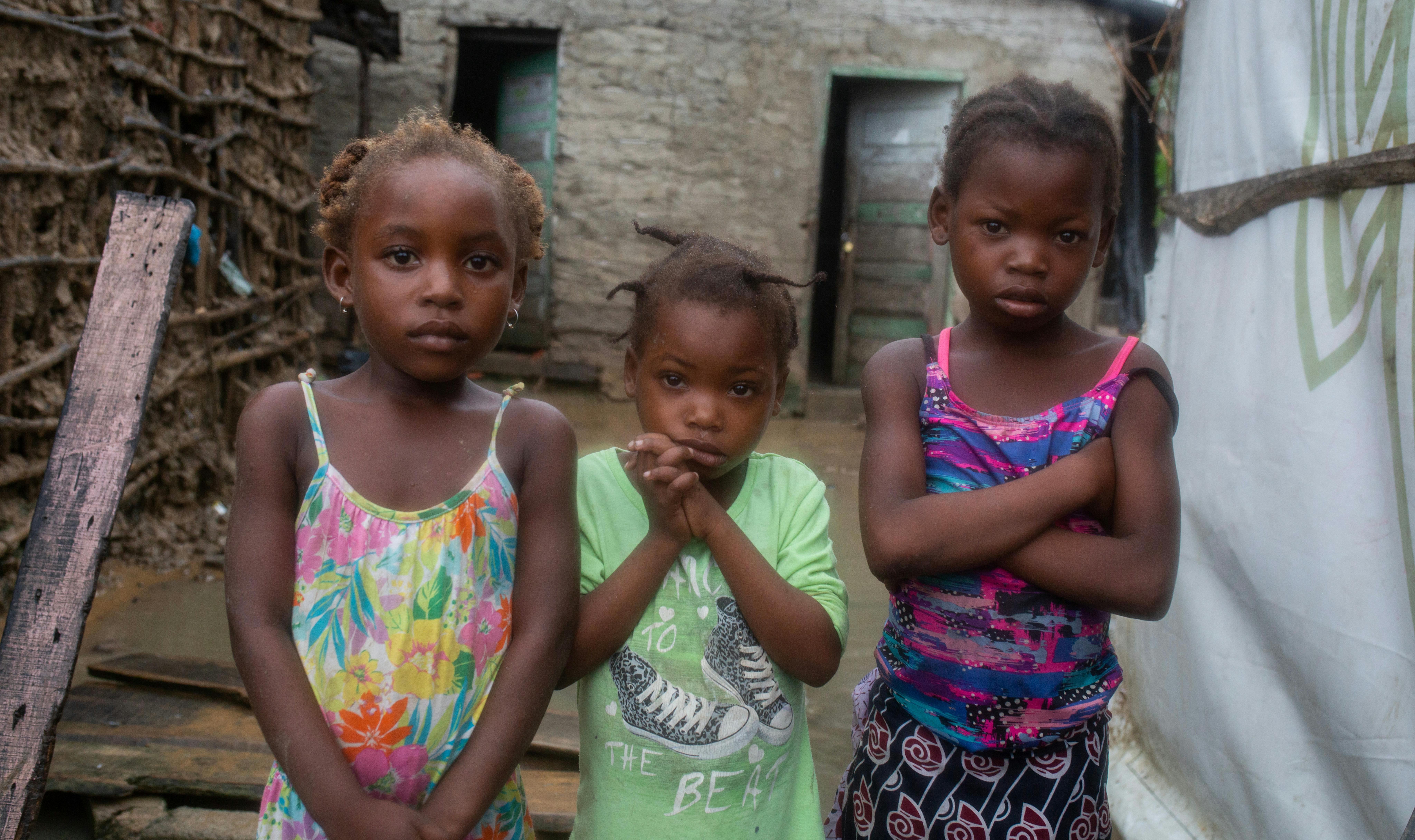 Mozambico - tre bambine che abitano nel quartiere Manhaua vicino al mercato municipale della città di Quelimane.