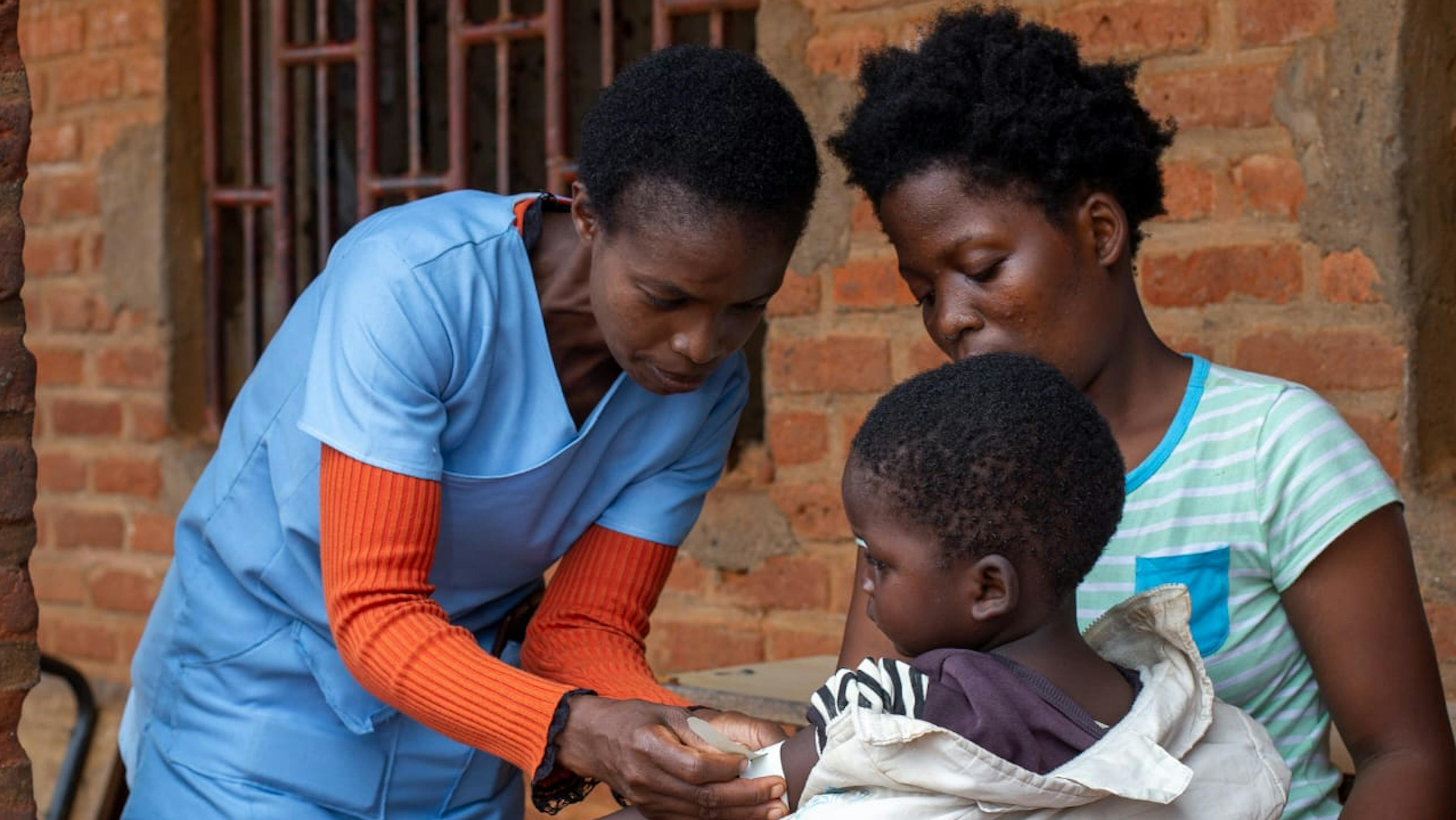 Malawi - un operatore sanitario effettua lo screening della mlanutrizione