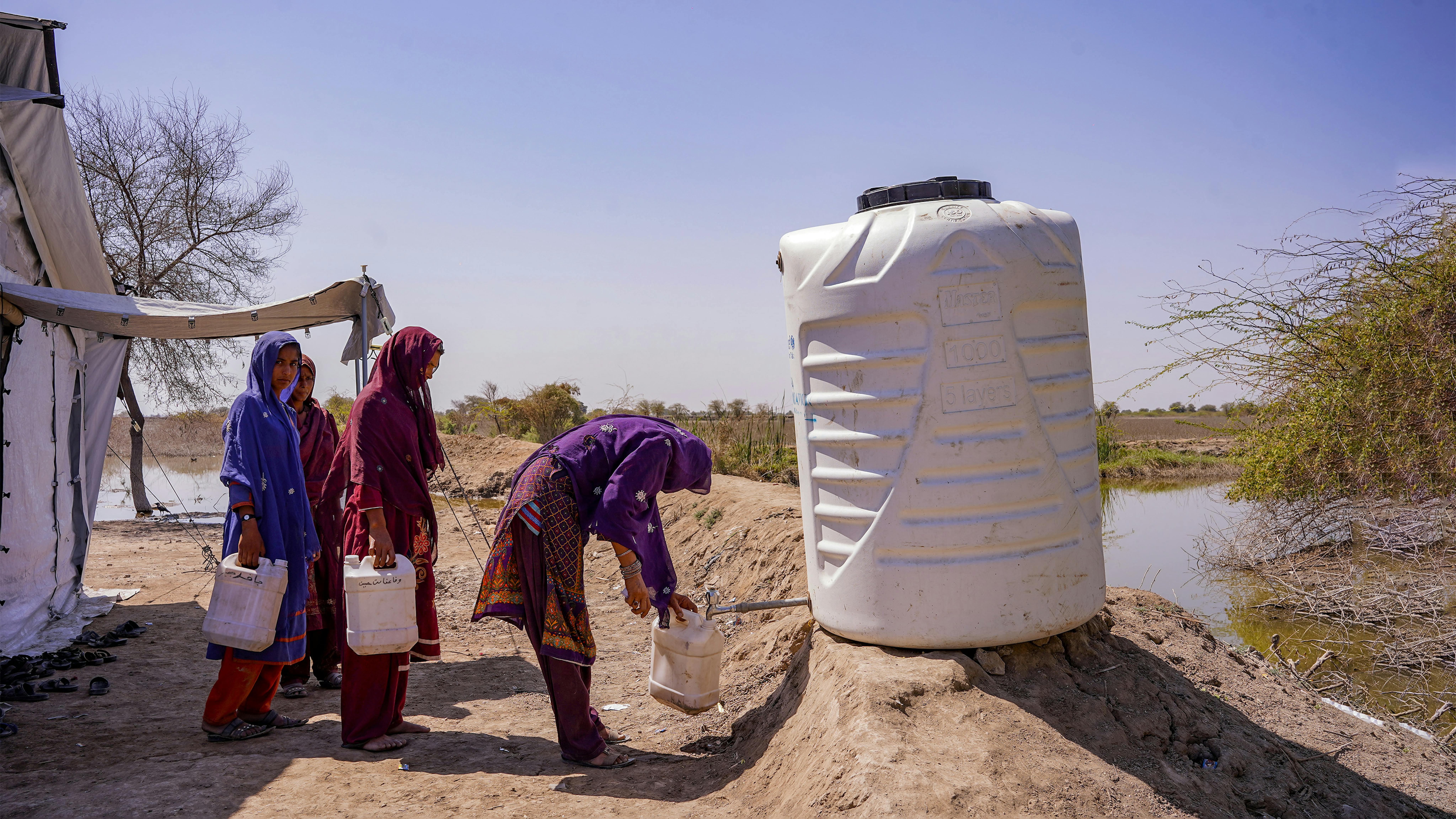 Pakistan - La gente del posto raccoglie acqua potabile sicura da un serbatoio d'acqua installato dall'UNICEF.