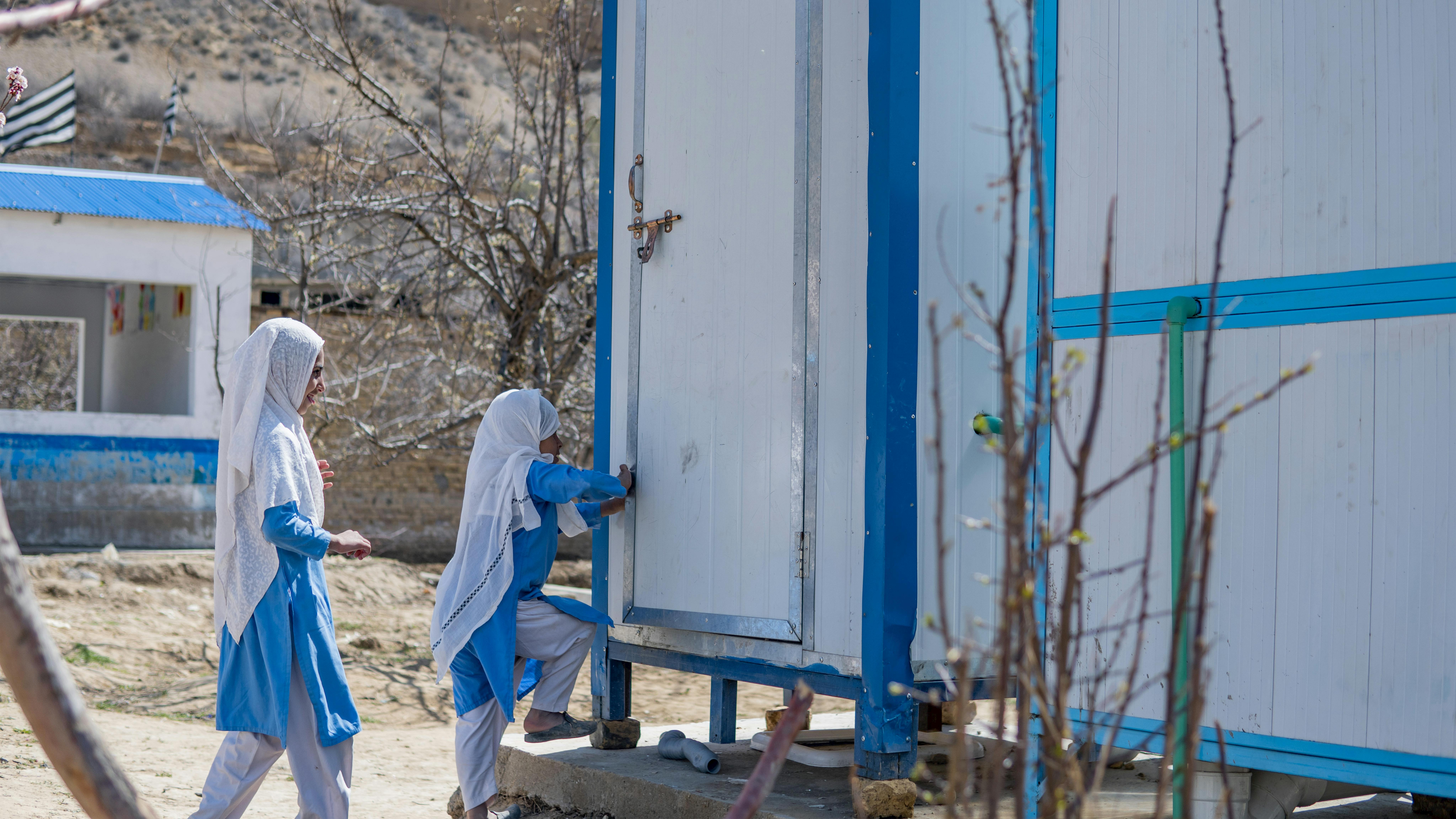 Pakistan - Gli studenti di una scuola sostenuta dall'UNICEF si recano alla toilette , Balochistan.