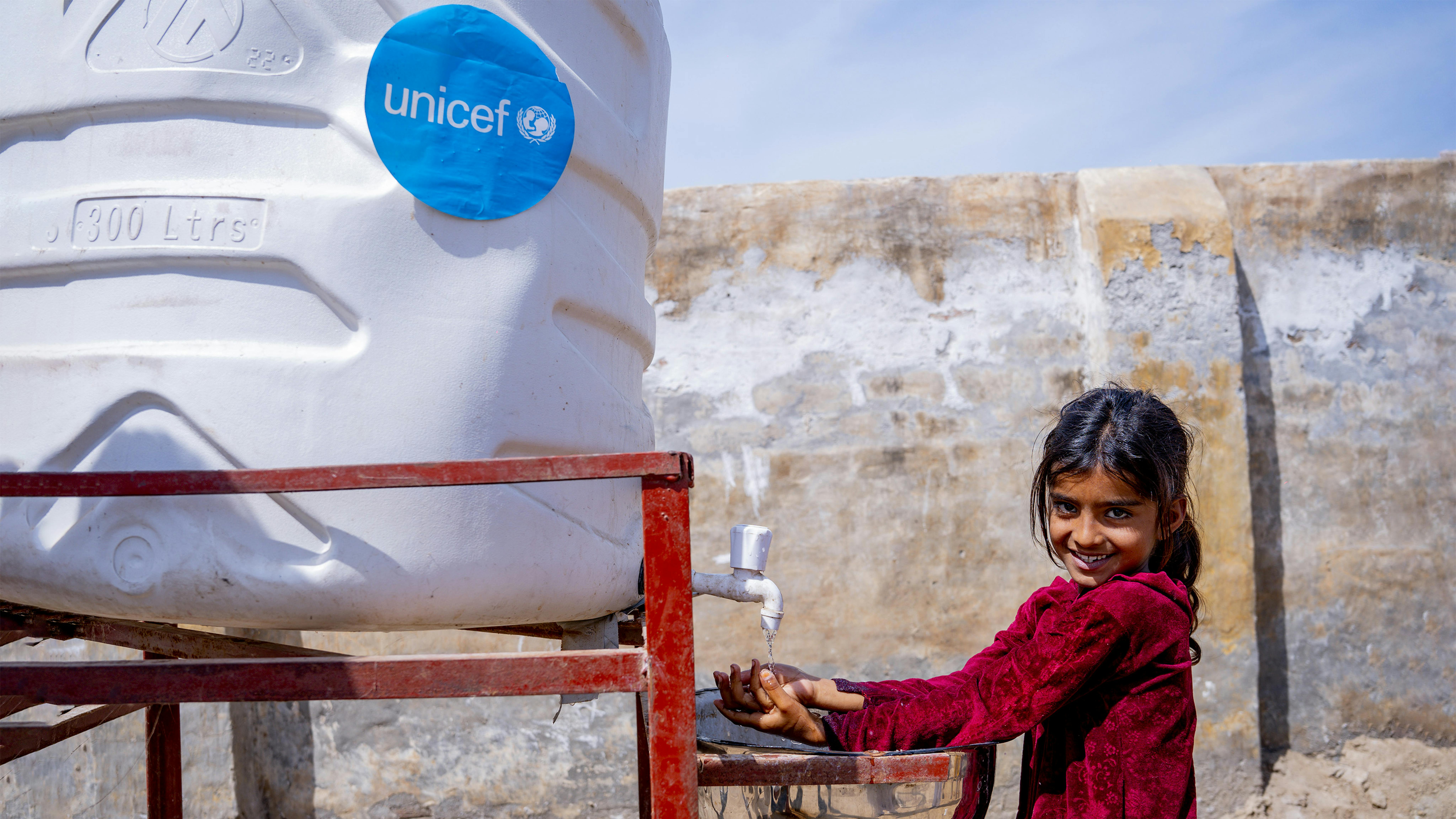 Pakistan - Una ragazza si lava le mani in una stazione per il lavaggio delle mani istituita dall'UNICEF nel villaggio di Mehar Veesar,...
