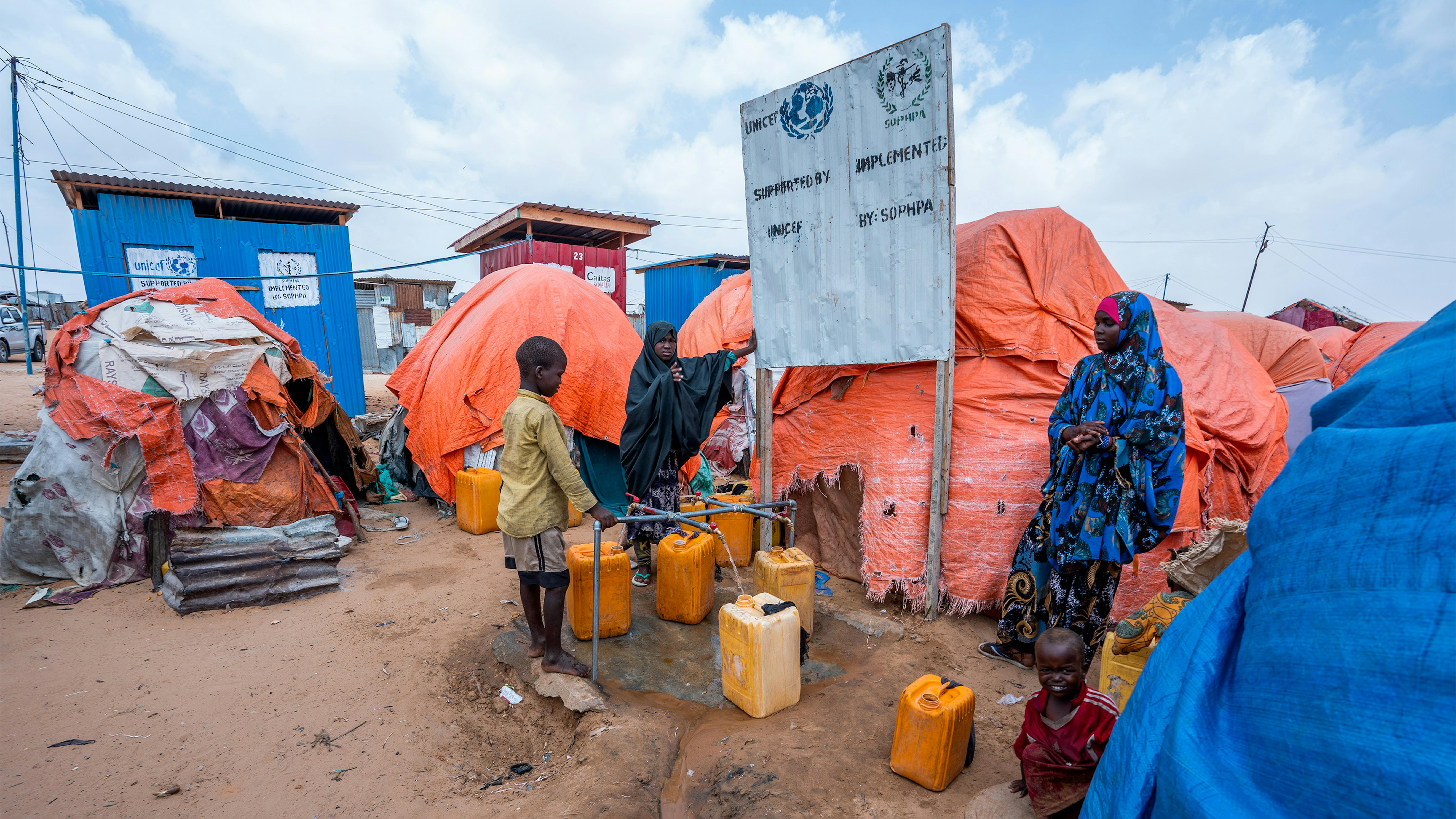 Somalia L'UNICEF, in collaborazione con SOPHPA, ha implementato un progetto idrico salvavita fornendo punti d'acqua  nel campo per sfollati di Daniyle,