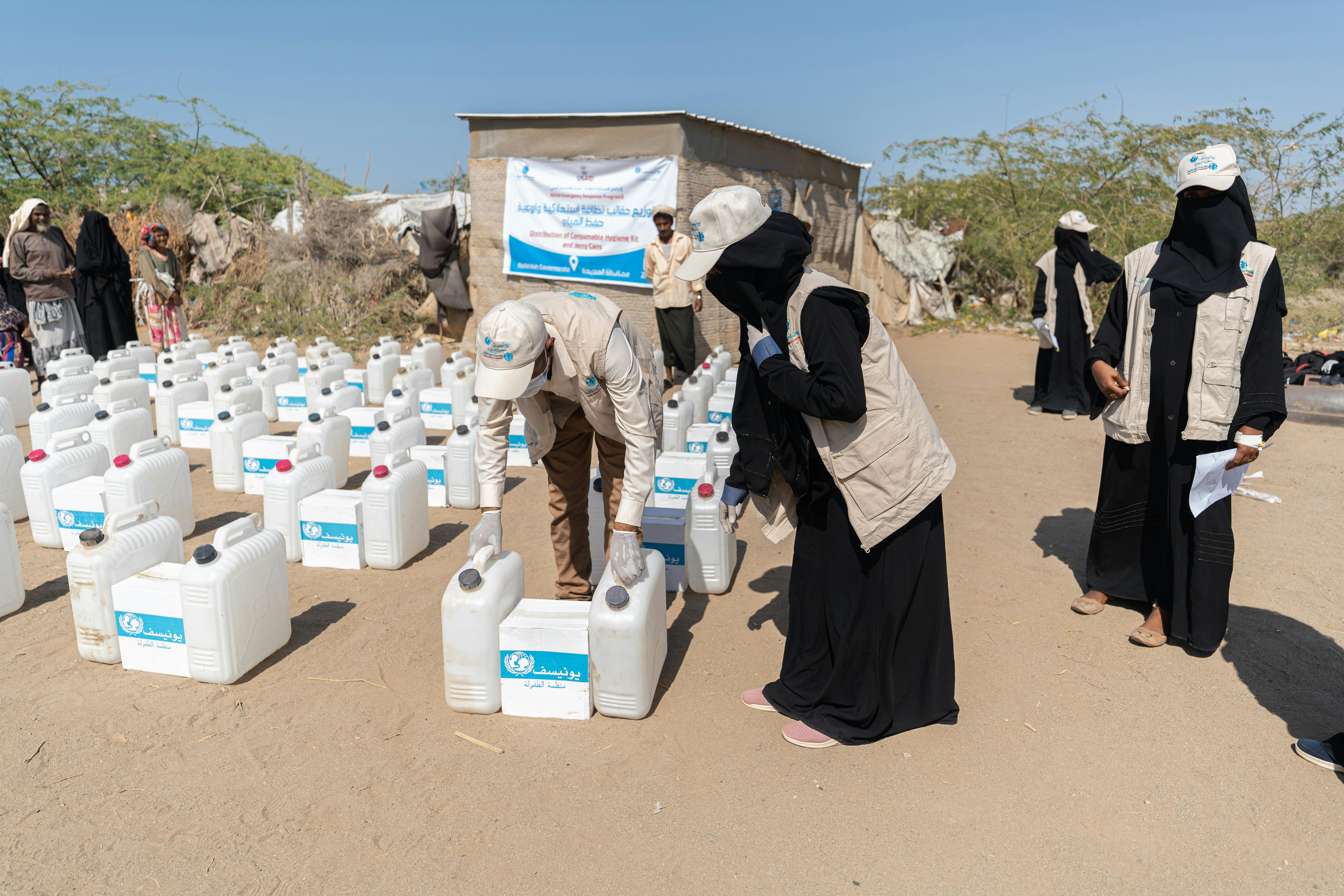 Lo staff UNICEF insieme a membri della Fondazione Tabaya organizzano i kit per l'igiene prima che inizi la distribuzione nel campo di Al-Alili