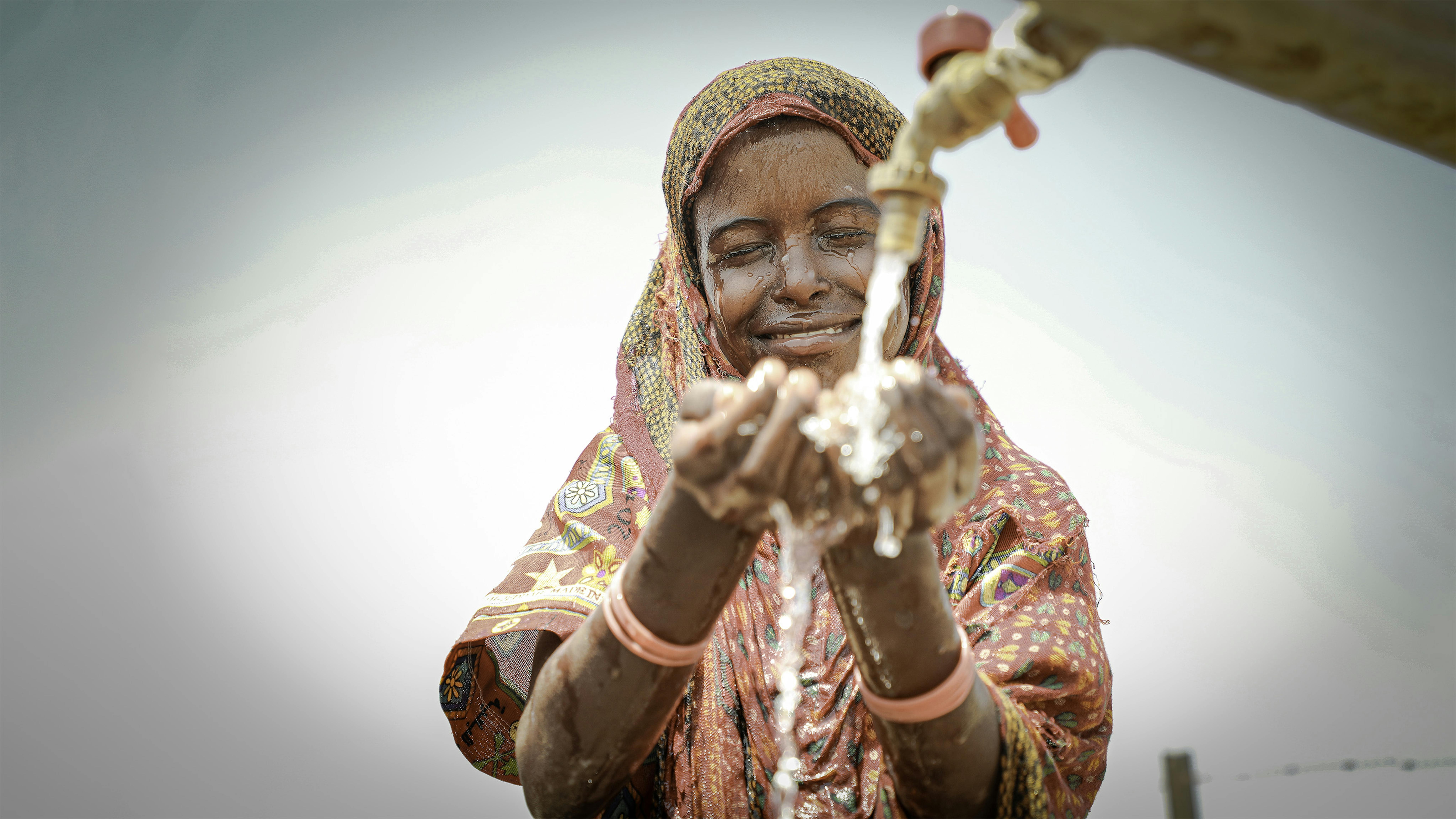 Sudan - Bambini e adulti raccolgono l'acqua in un impianto idrico nel villaggio di Ashat,