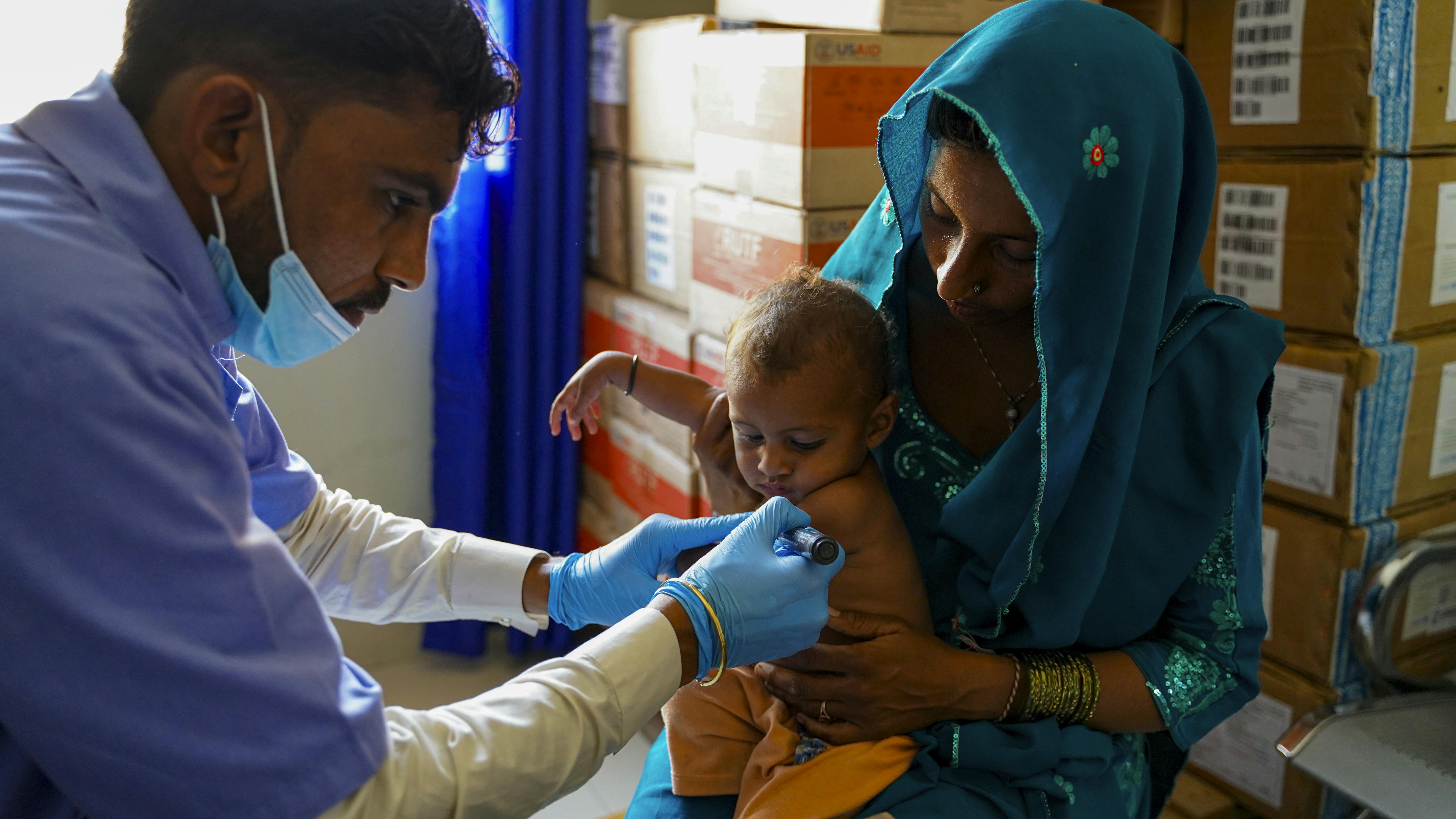 Pakistan - Un operatore sanitario visita un bambino in una clinica sostenuta dall'UNICEF nel villaggio di Jio Kaloi, Mirpurkhas.
