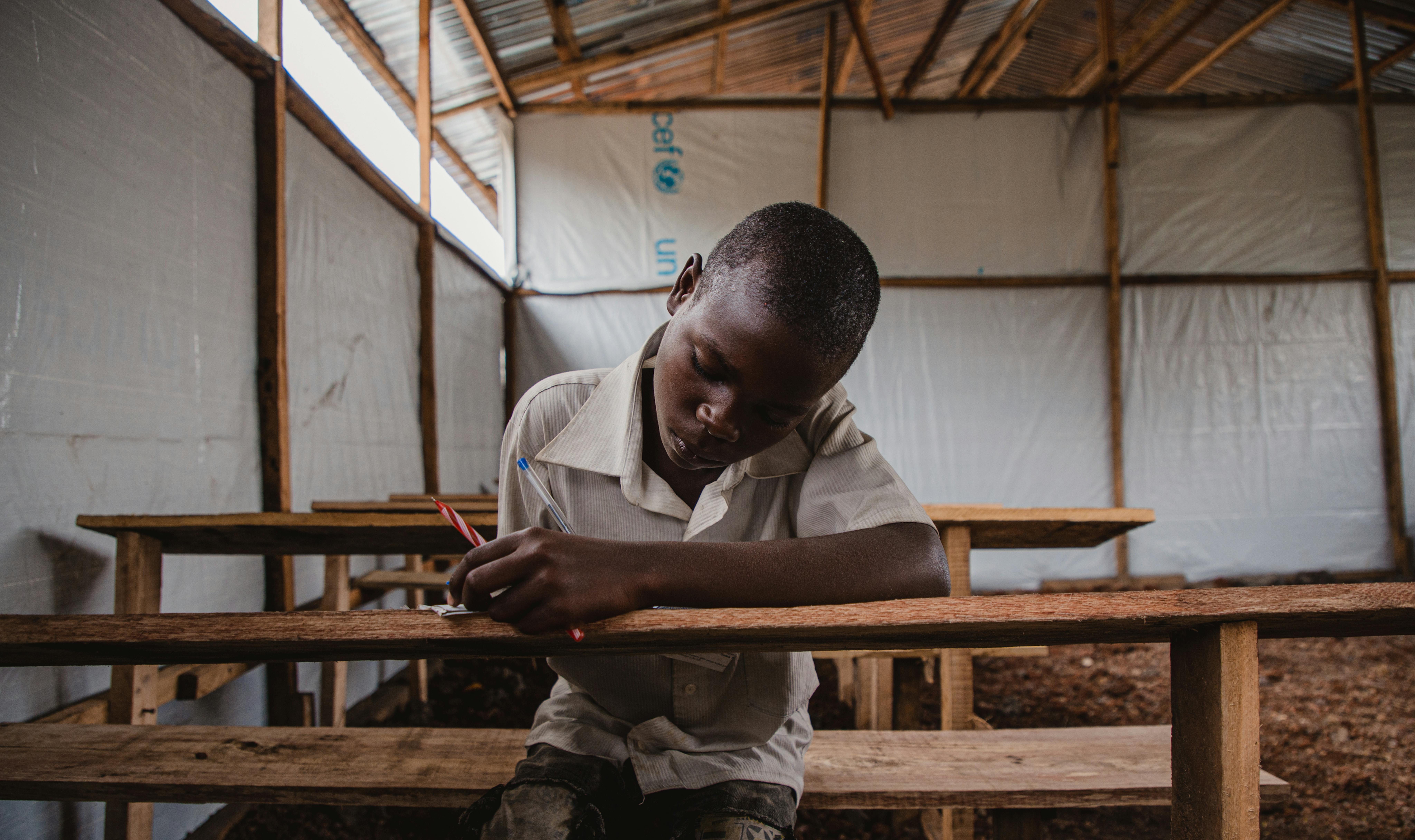 Congo - uno studente della Bujari Primary School di Kanyaruchina, provincia del Nord Kivu, dove l'UNICEF ha allestito aule di emergenza.