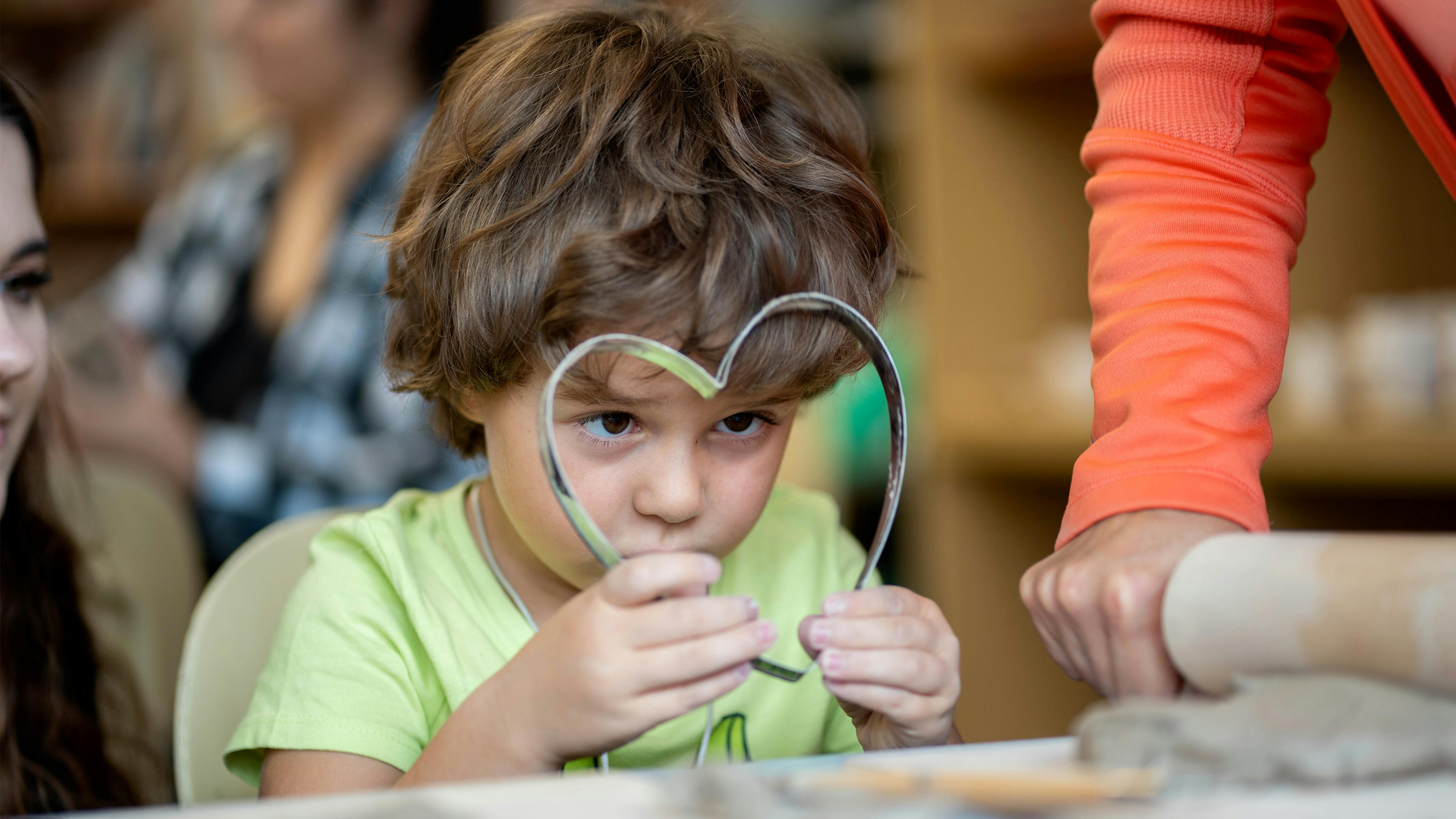 Pavel è un bambino di 4 anni fuggito da Kharkiv, Ucraina,. Frequenta un centro di gioco e apprendimento a Dubravka, Bratislava dove è seguito anche da alcuni specialisti poiché gli è stato diagnosticato disturbi dello spettro autistico e un ritardo del linguaggio.