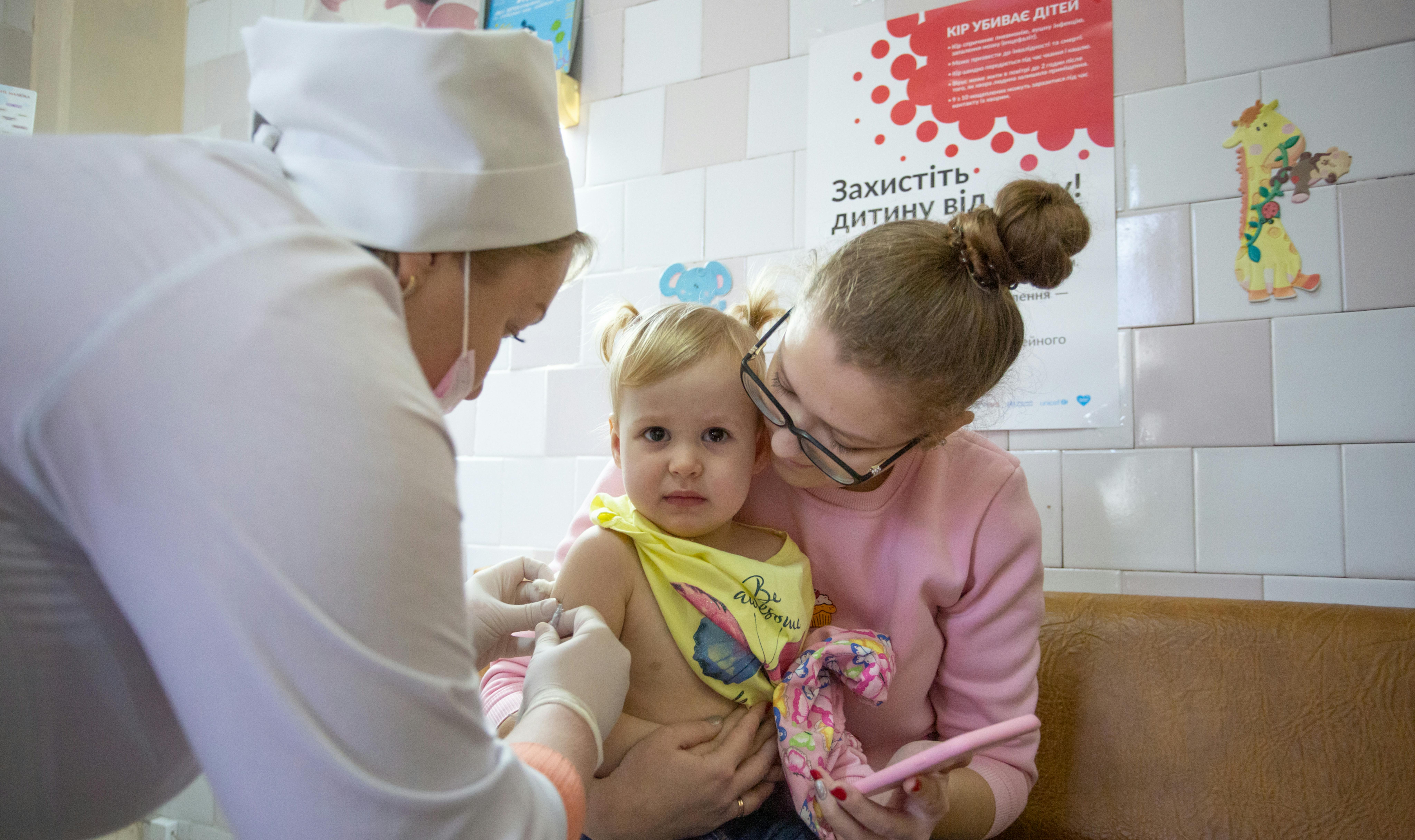 Ucraina - una bambina riceve il vaccino contro il morbillo