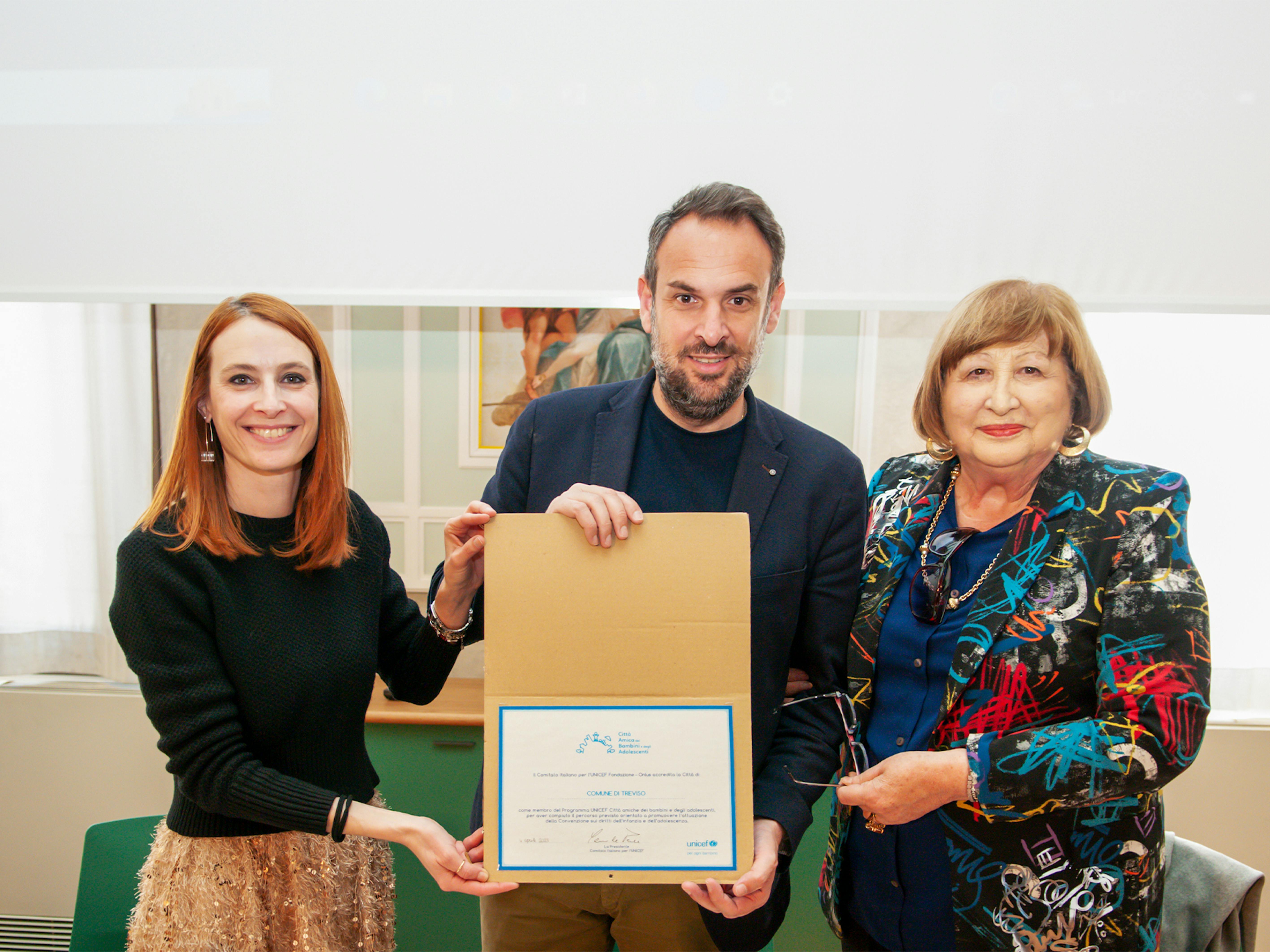 Il Sindaco Mario Conte, l’Assessore Gloria Tessarolo e la Presidente del Comitato Regionale Veneto e Presidente Provinciale ad interim di UNICEF Treviso, Mariella Andreatta durante la nomina di Città Amica