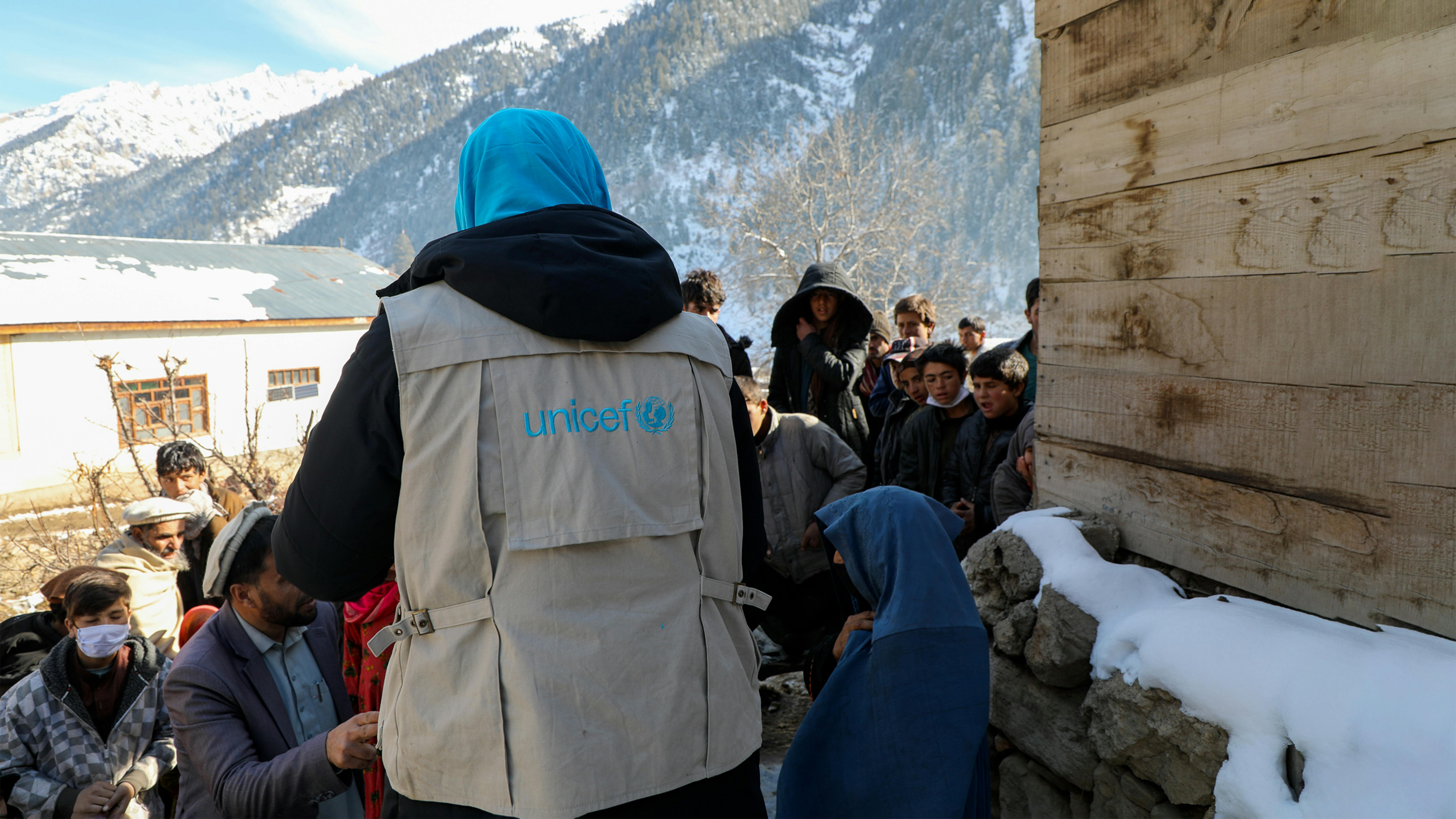 Afghanistan, Nienke Voppen (gilet beige), operatrice UNICEF, coinvolge i locali del Nuristan per informarli sul programma di  sostentamento in denaro