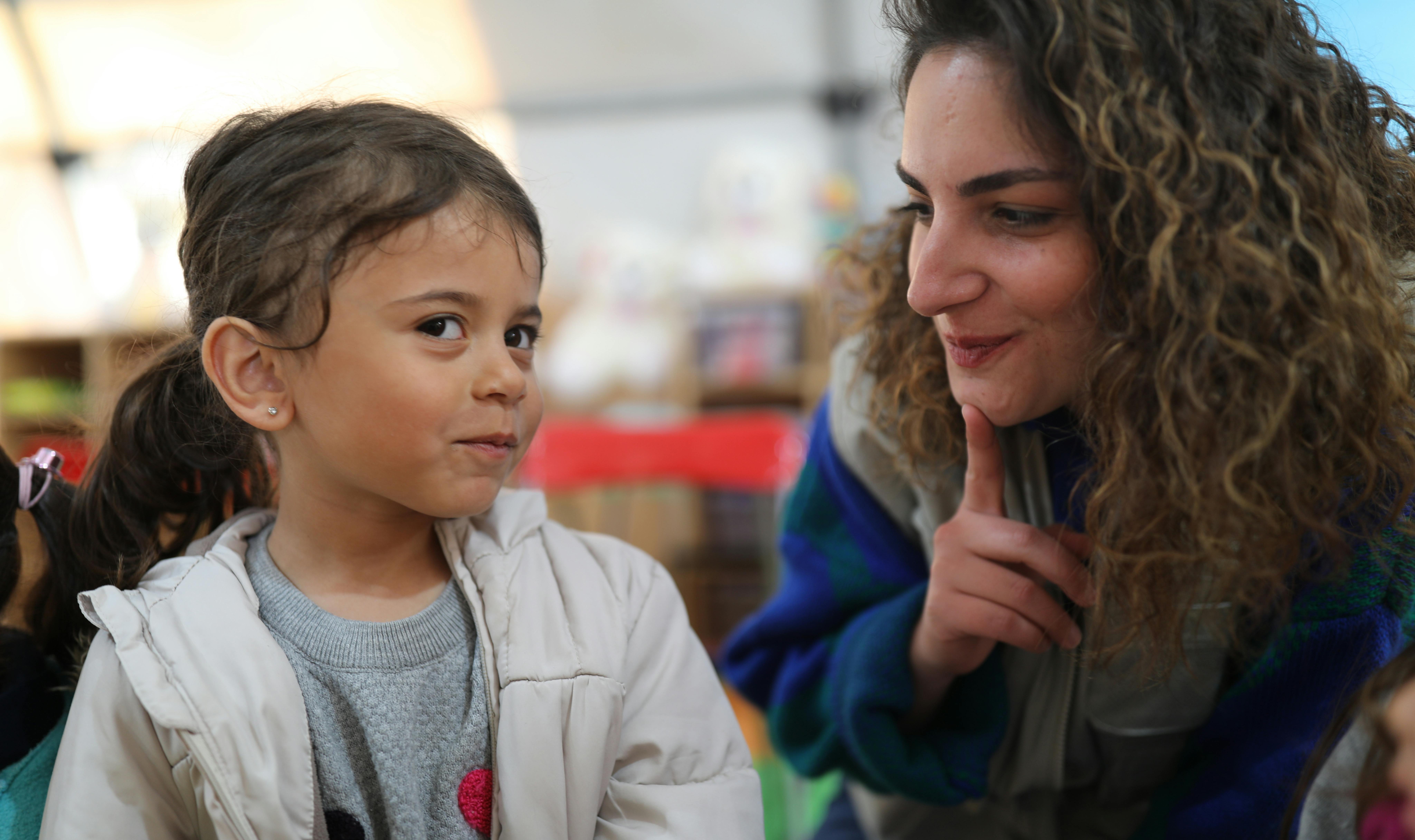 La piccola Elanur partecipa a un'attività di supporto psicosociale presso la CFS supportata dall'UNICEF a Kahramanmaraş, Türkiye.