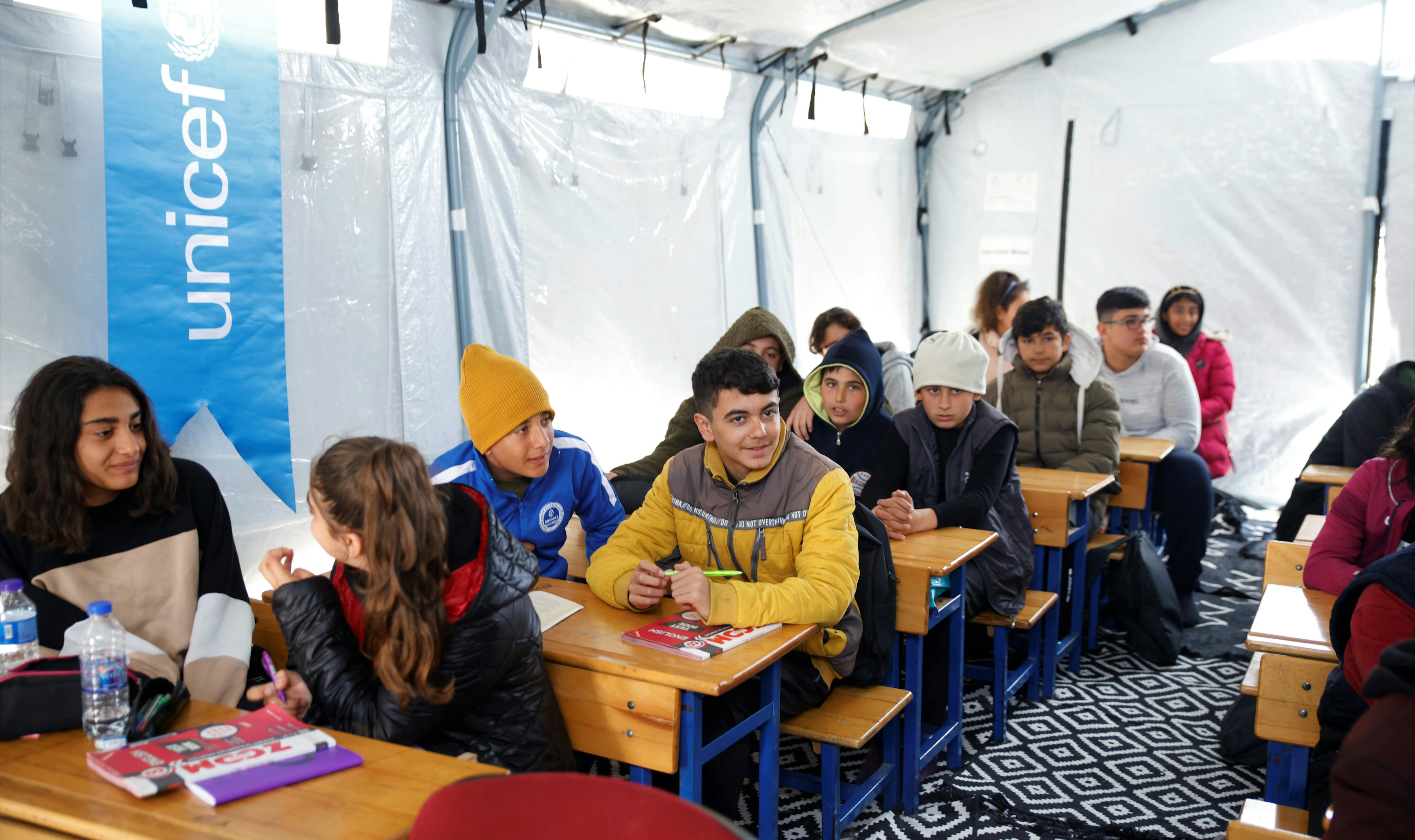 Turchia - Bambini che frequentano le lezioni in un'aula tenda sostenuta dall'UNICEF in un rifugio temporaneo ad Antakya