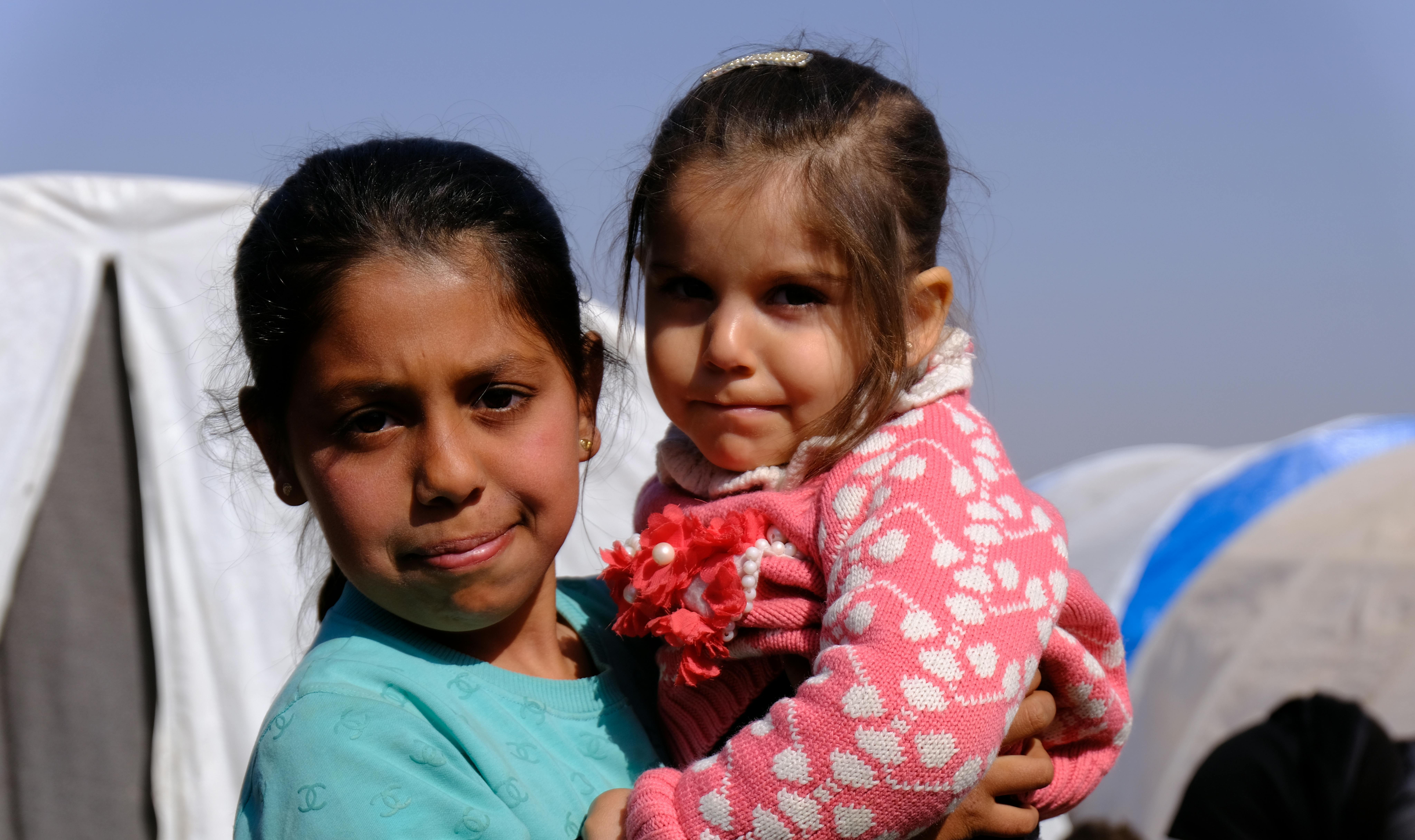 Siria - ritratto di due bambine in un campo per sfollati