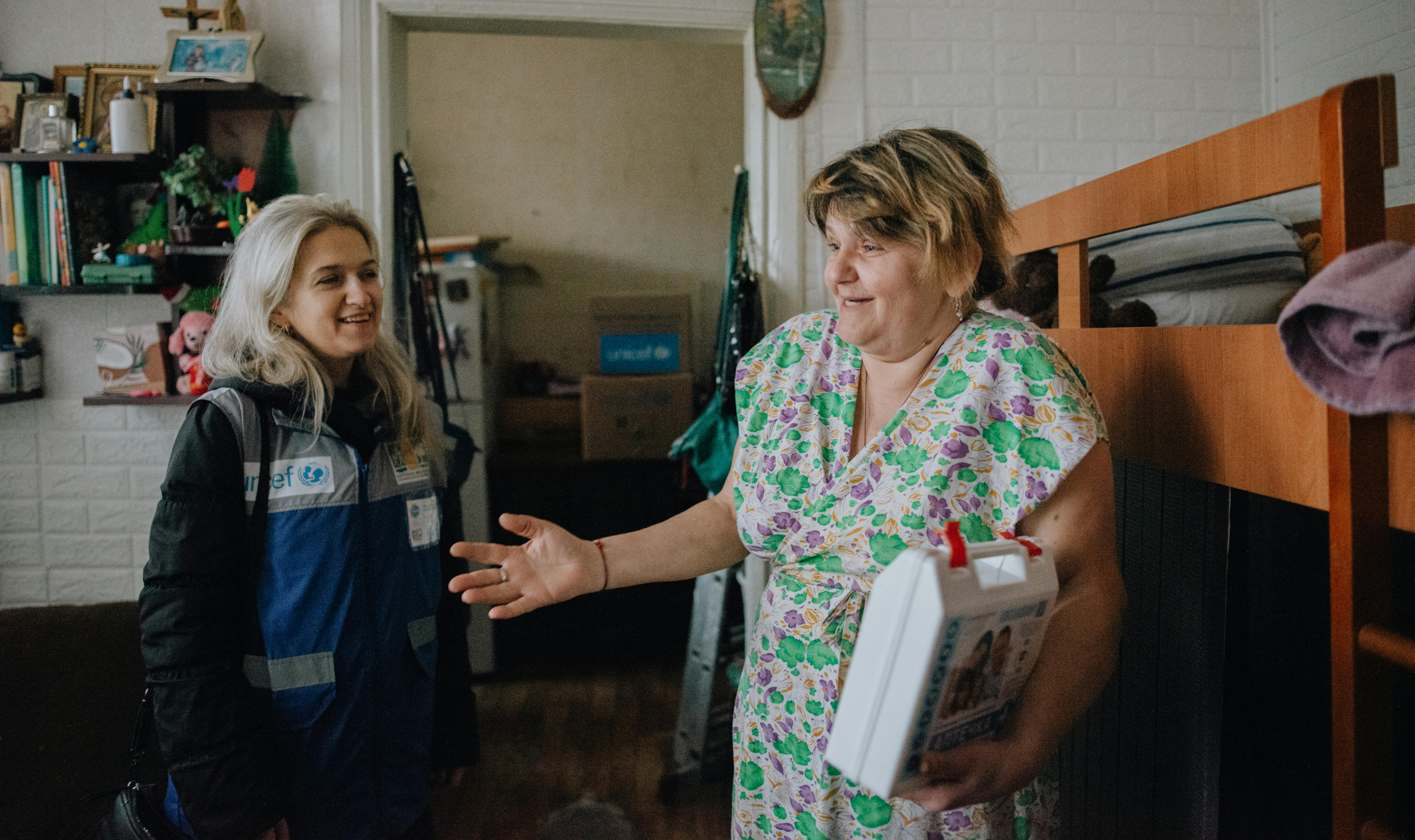Ucraina - Il team mobile multidisciplinare dell'UNICEF fa visita a Olga, che sta crescendo lei stessa tre figlie.