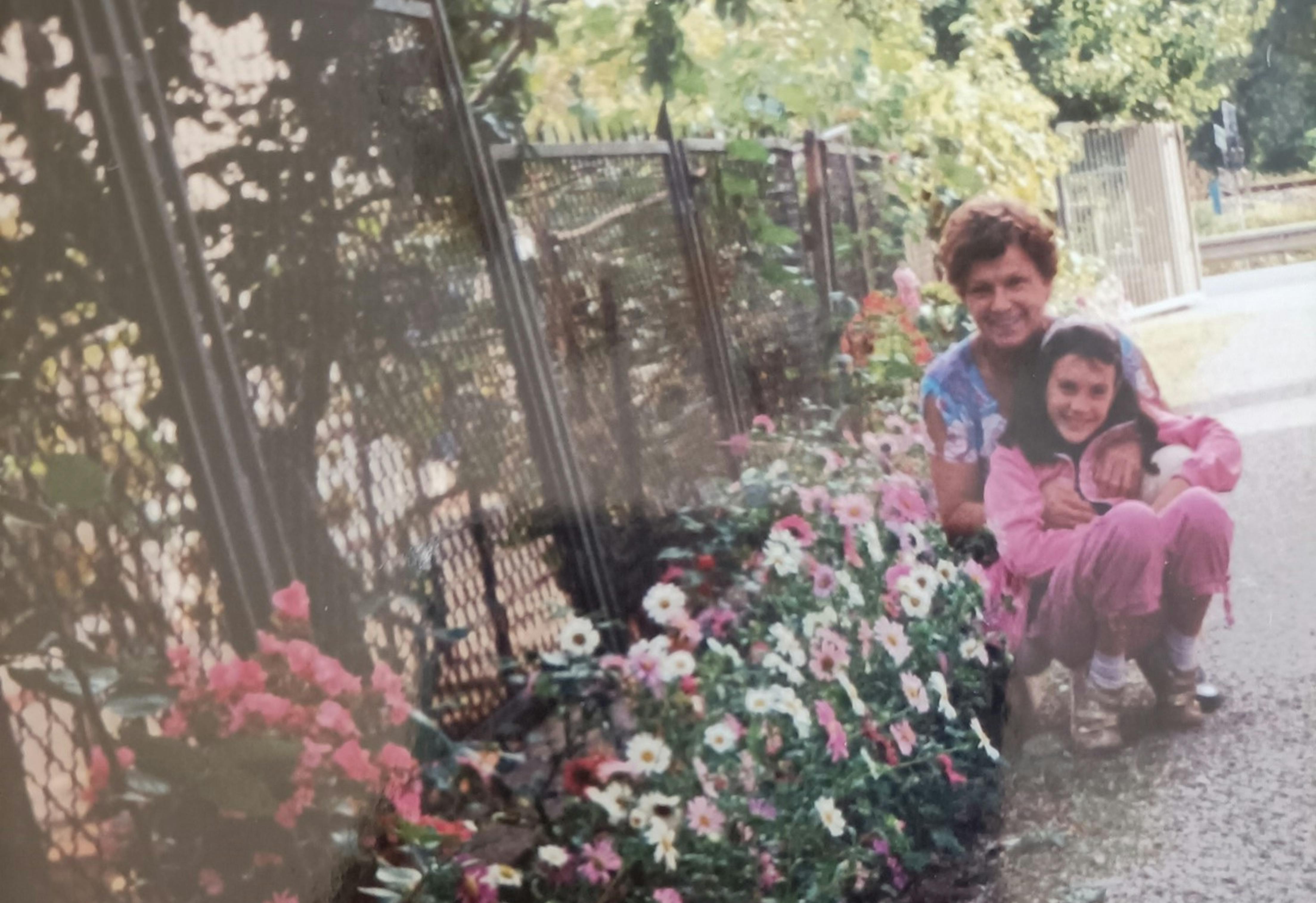 Nonna Gina, volontaria UNICEF, con la nipote Francesca Mirabile in una foto di diversi anni fa