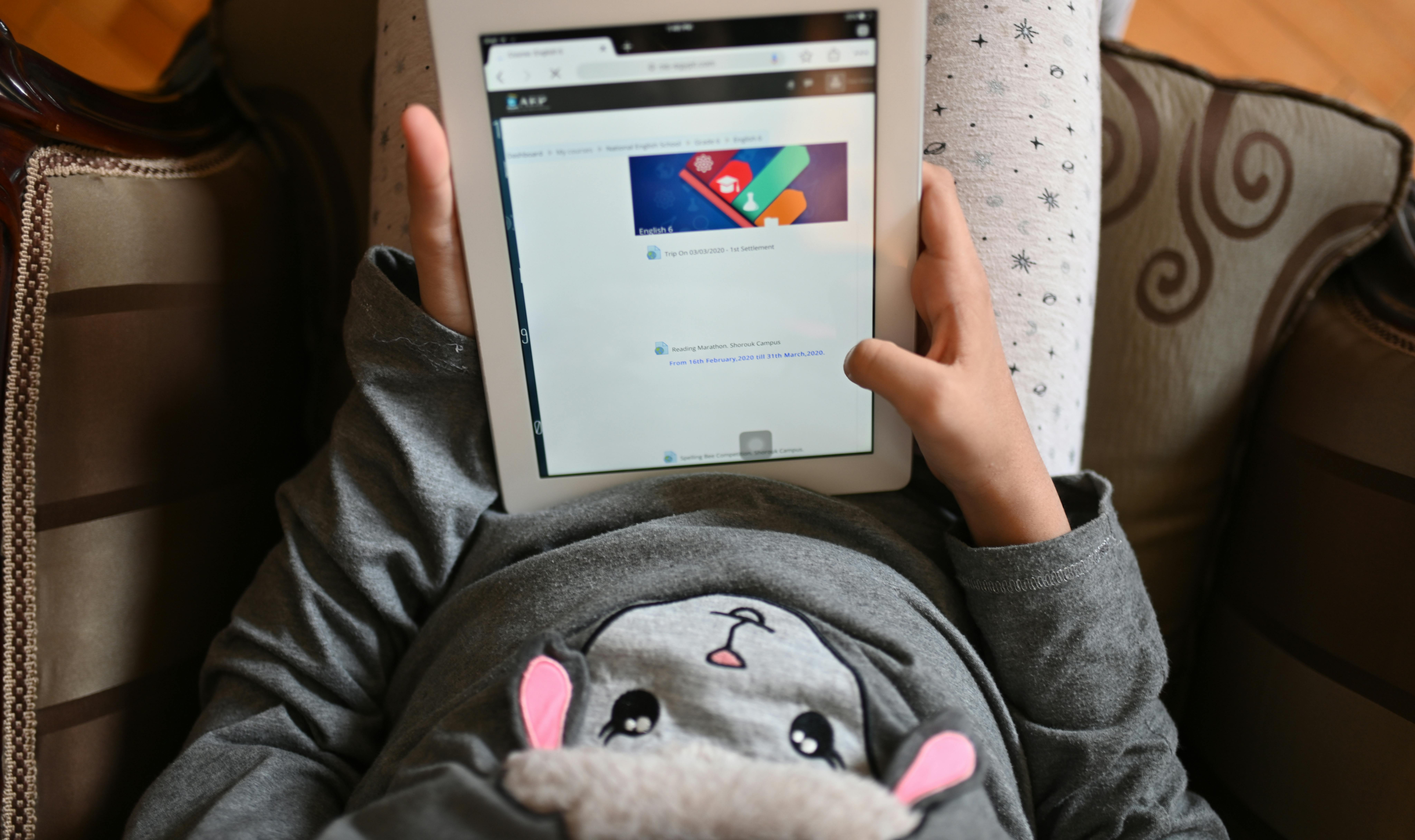 Egitto, un bambino con un tablet