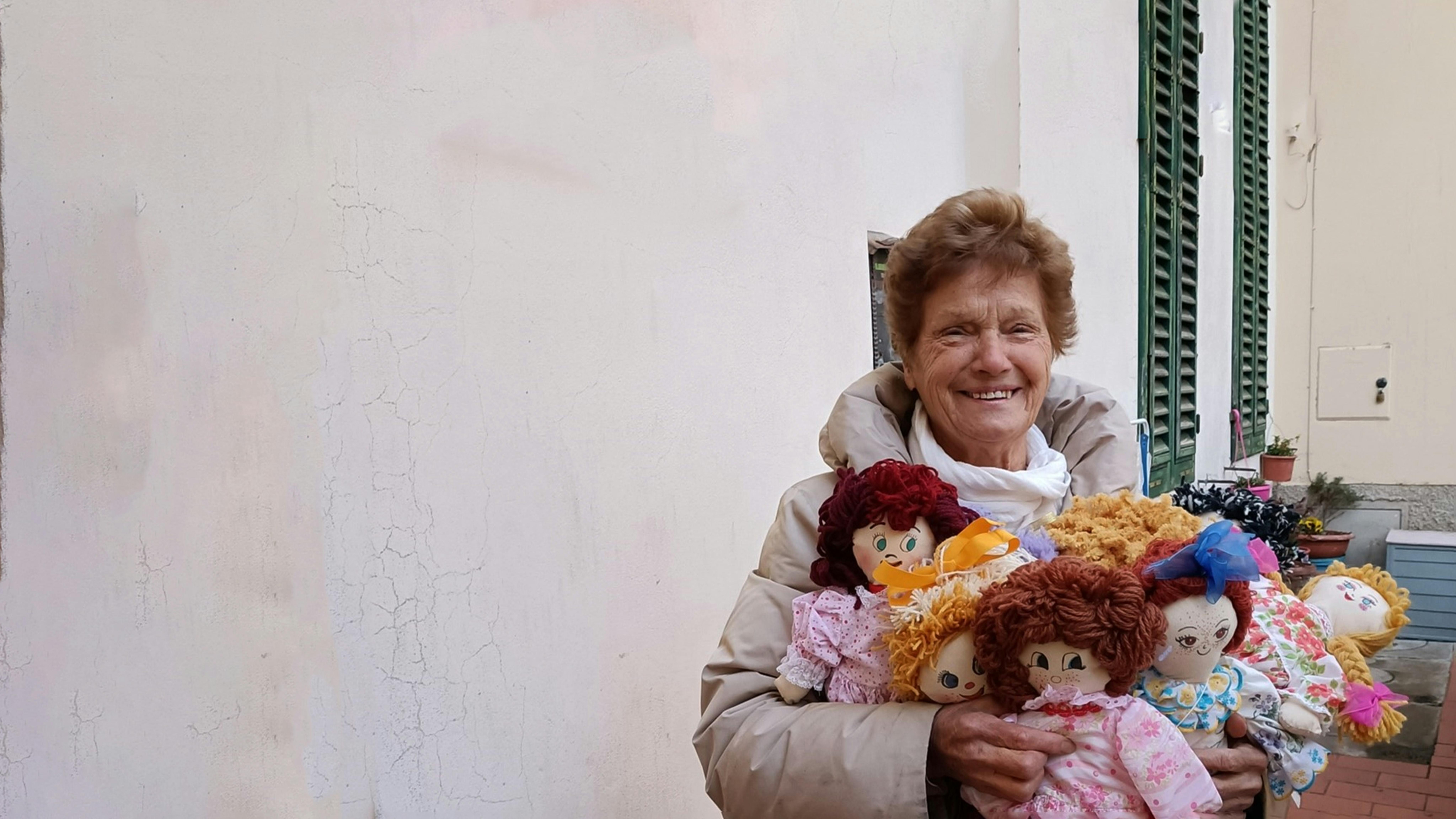 Nonna Gina davanti alla sede Auser dove realizza le Pigotte per l'UNCIEF