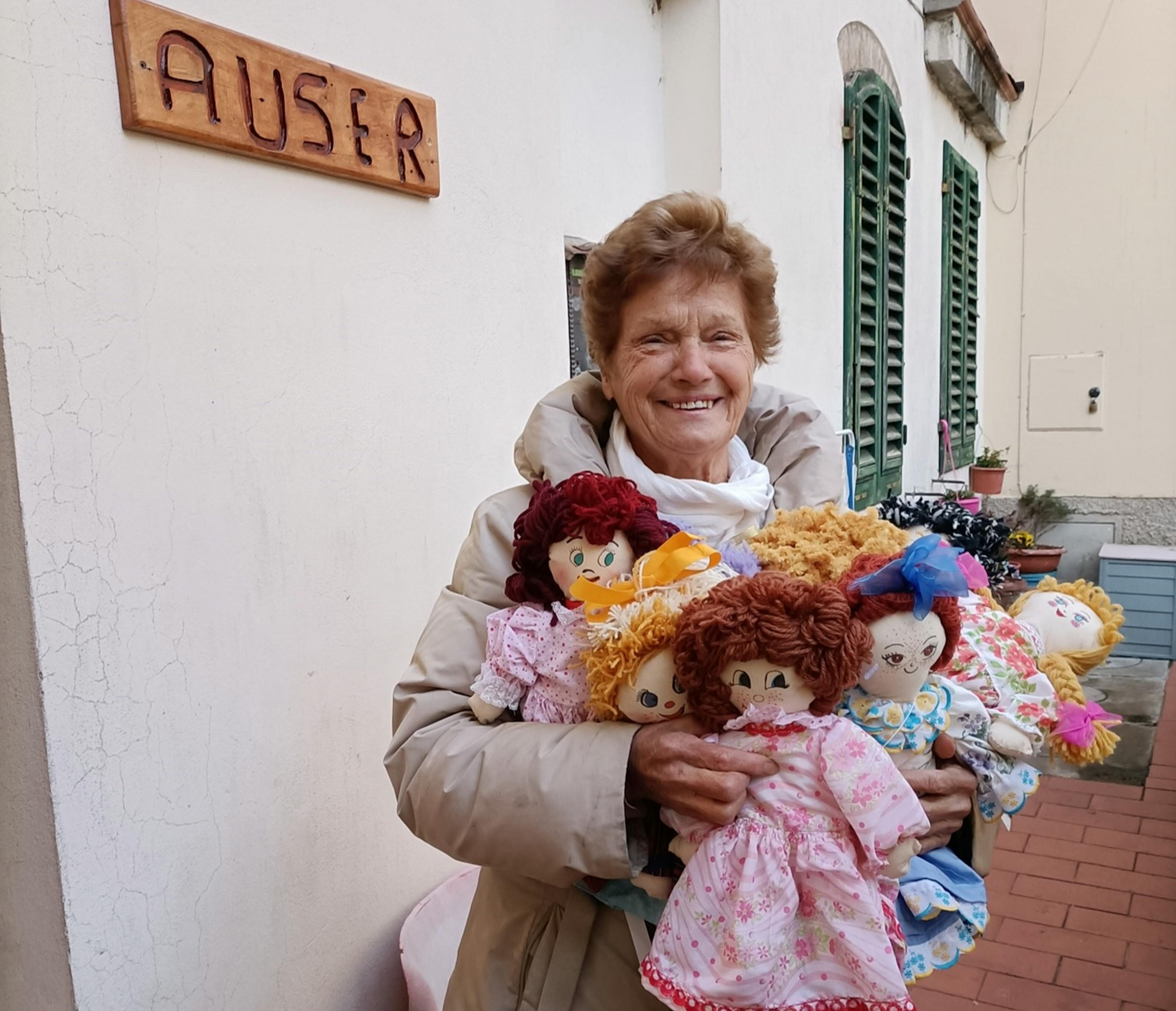 Nonna Gina davanti alla sede Auser dove realizza le Pigotte per l'UNICEF