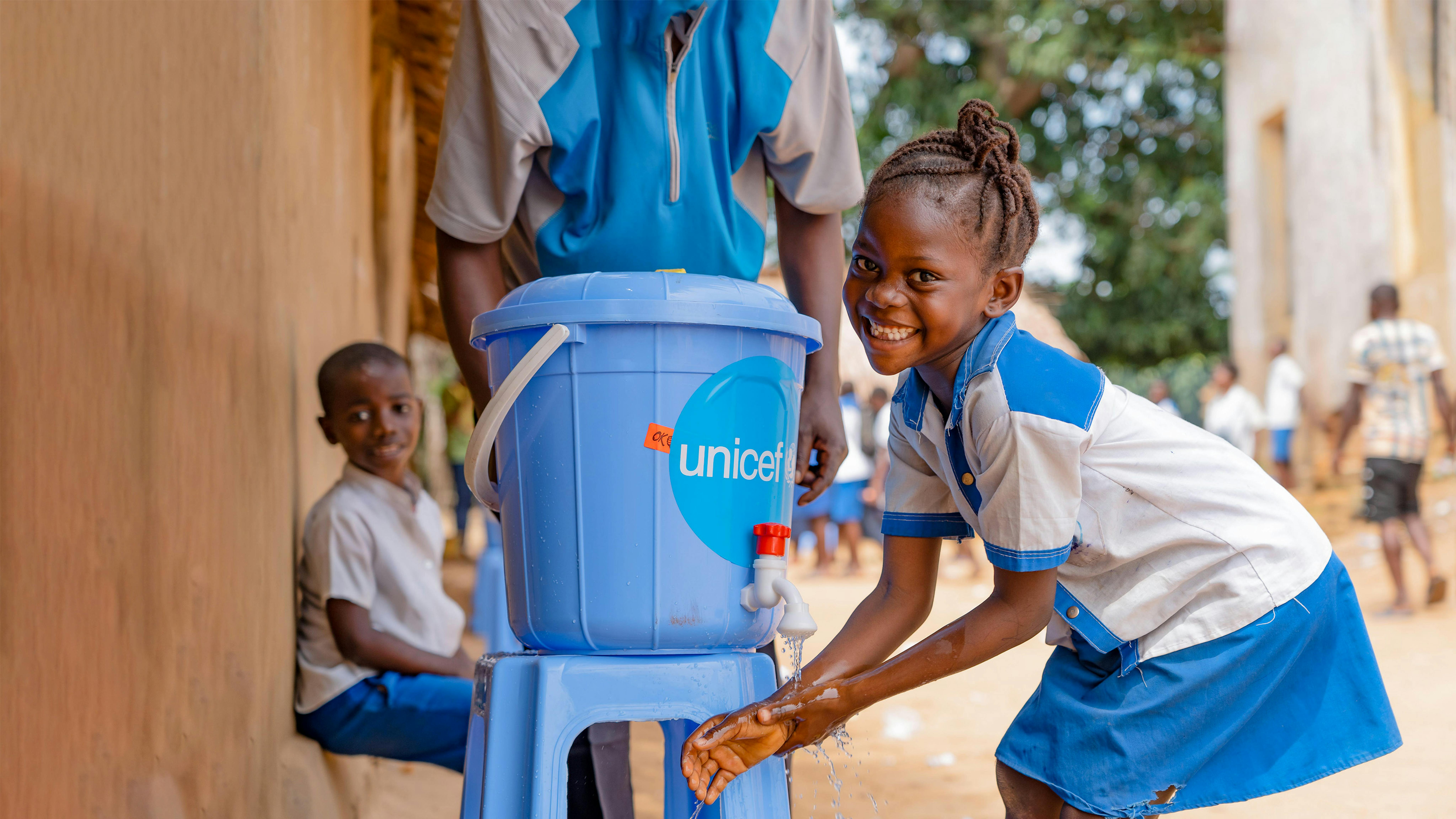 Congo - Tabitha, 9 anni, si lava le mani alla Ilako Primary School di Mbandaka