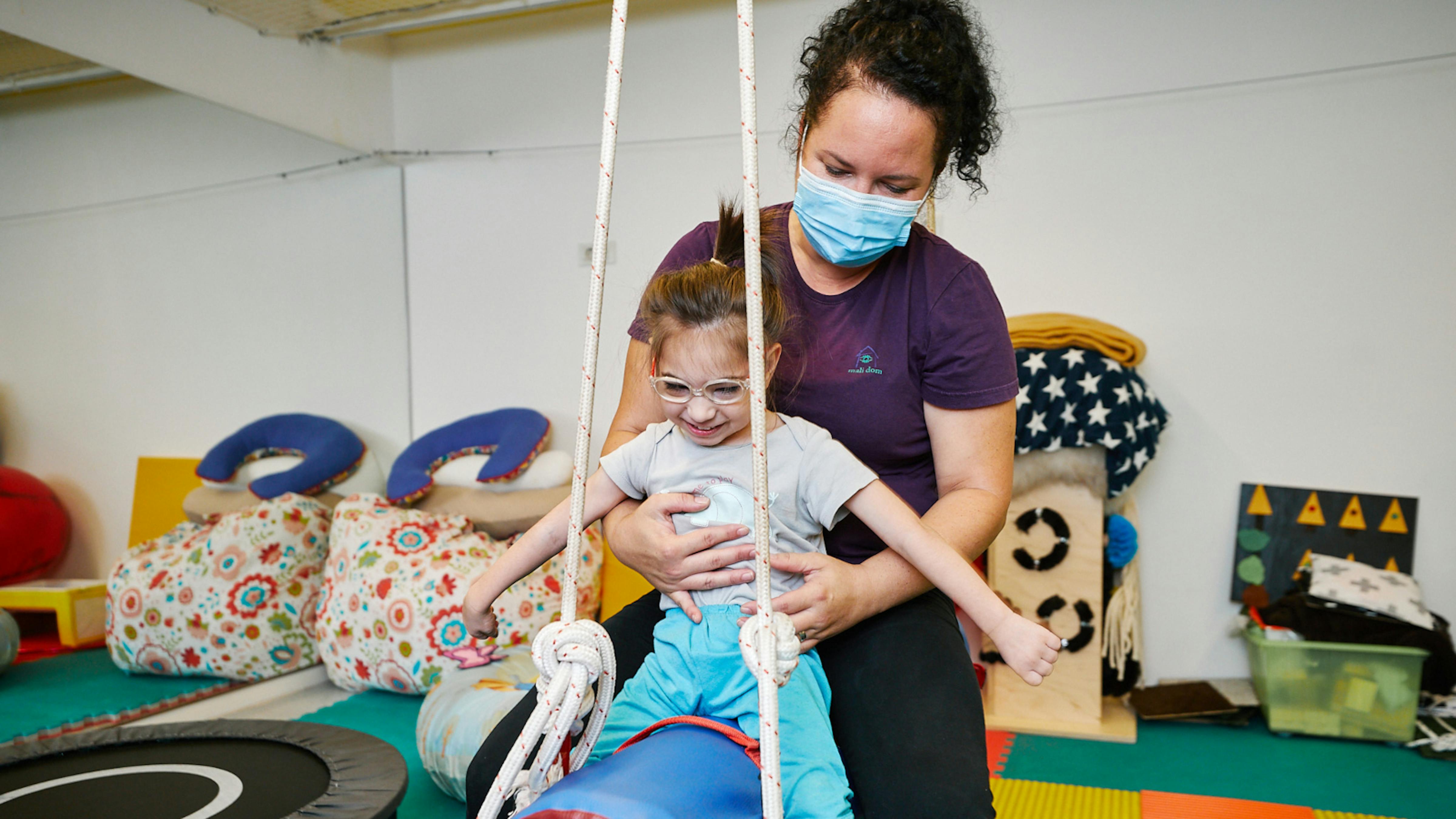 Croazia, Sara, bambina disabile, con la terapista