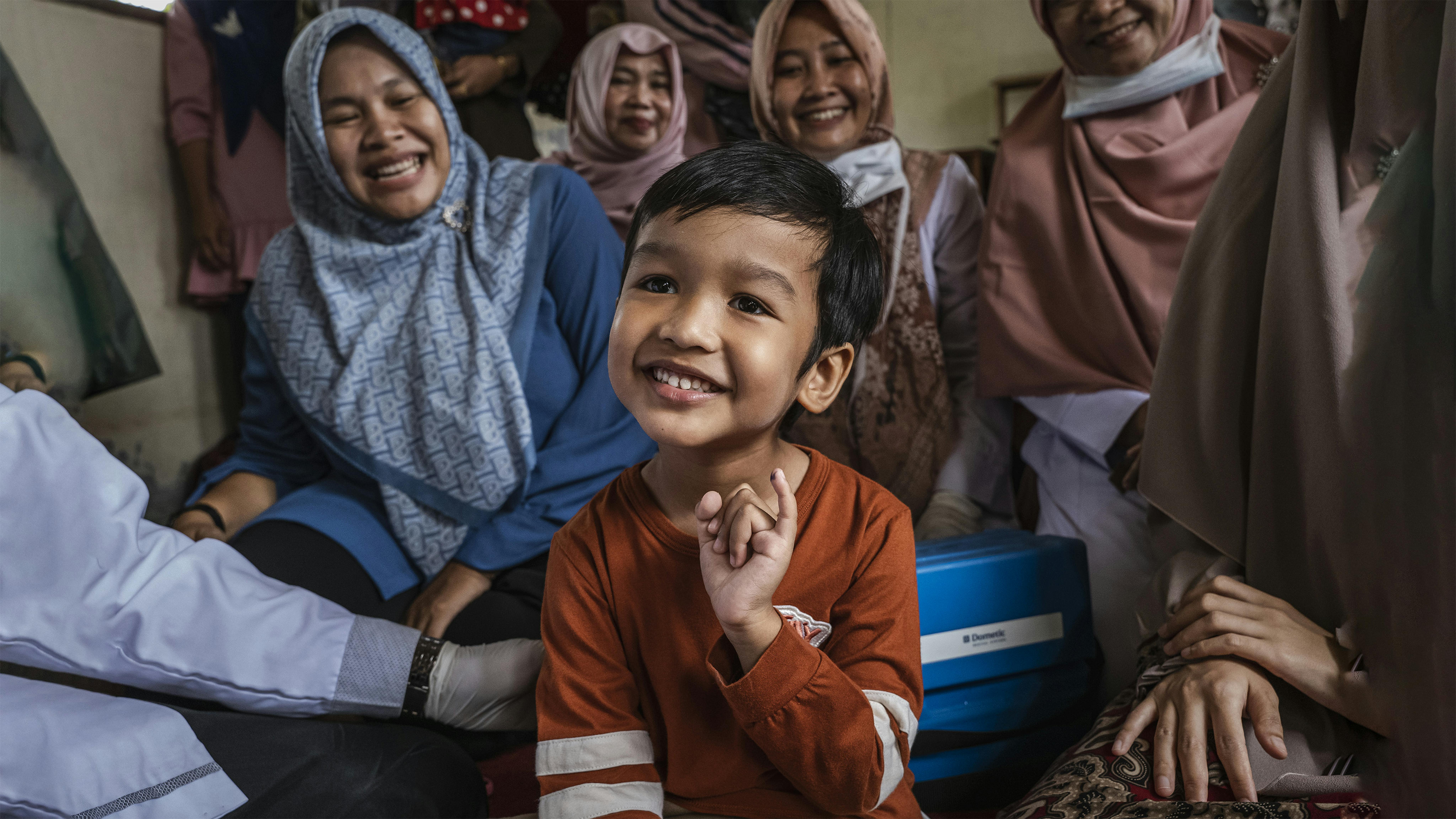 Filippine - Hafis Wahab mostra il dito segnato dopo aver ricevuto il vaccino antipolio alla Darul Zikri Islamic School