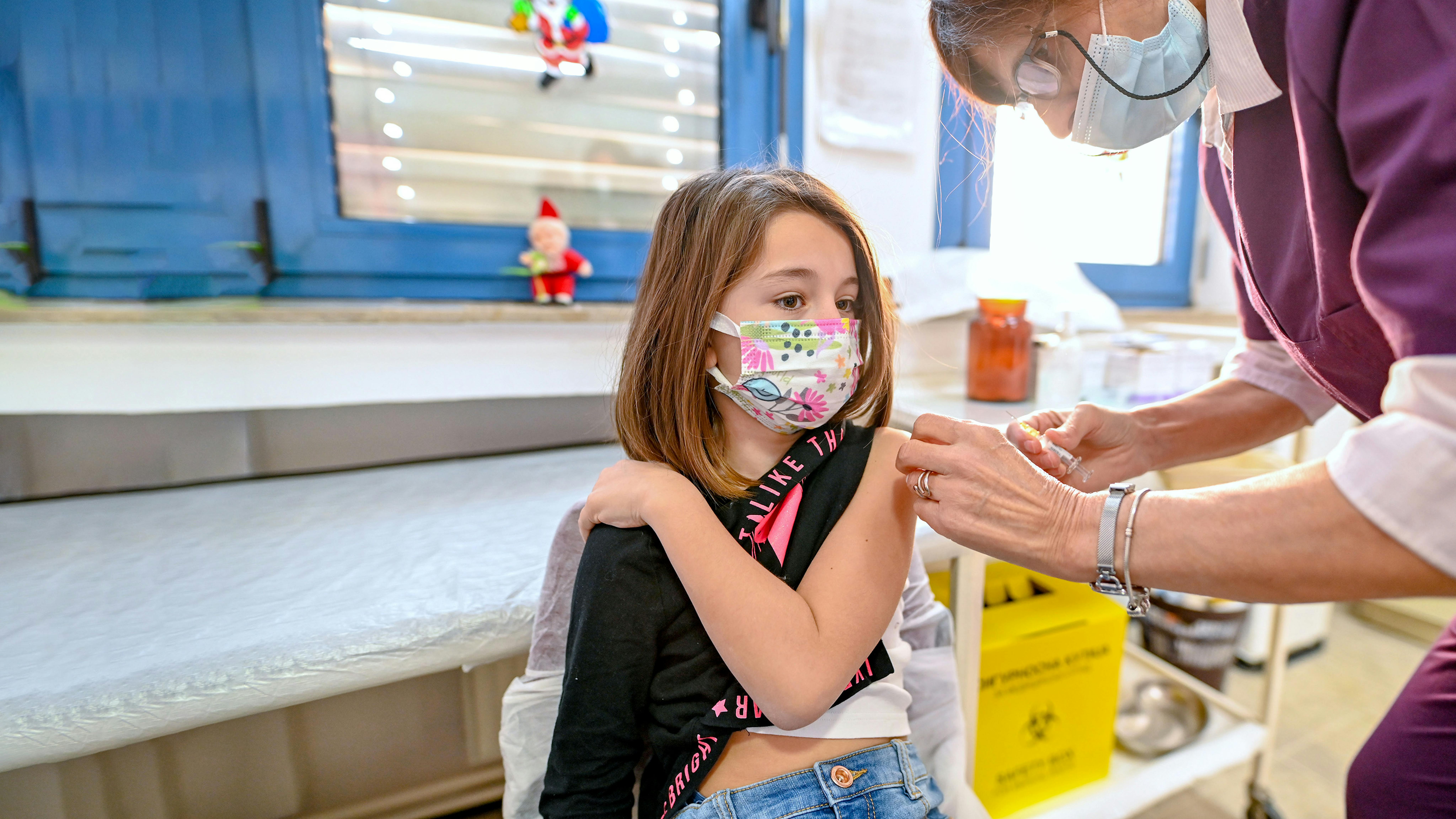 Macedonia - Anisija, sette anni, resta ferma mentre l'infermiera le sta somministrando un vaccino nel policlinico 