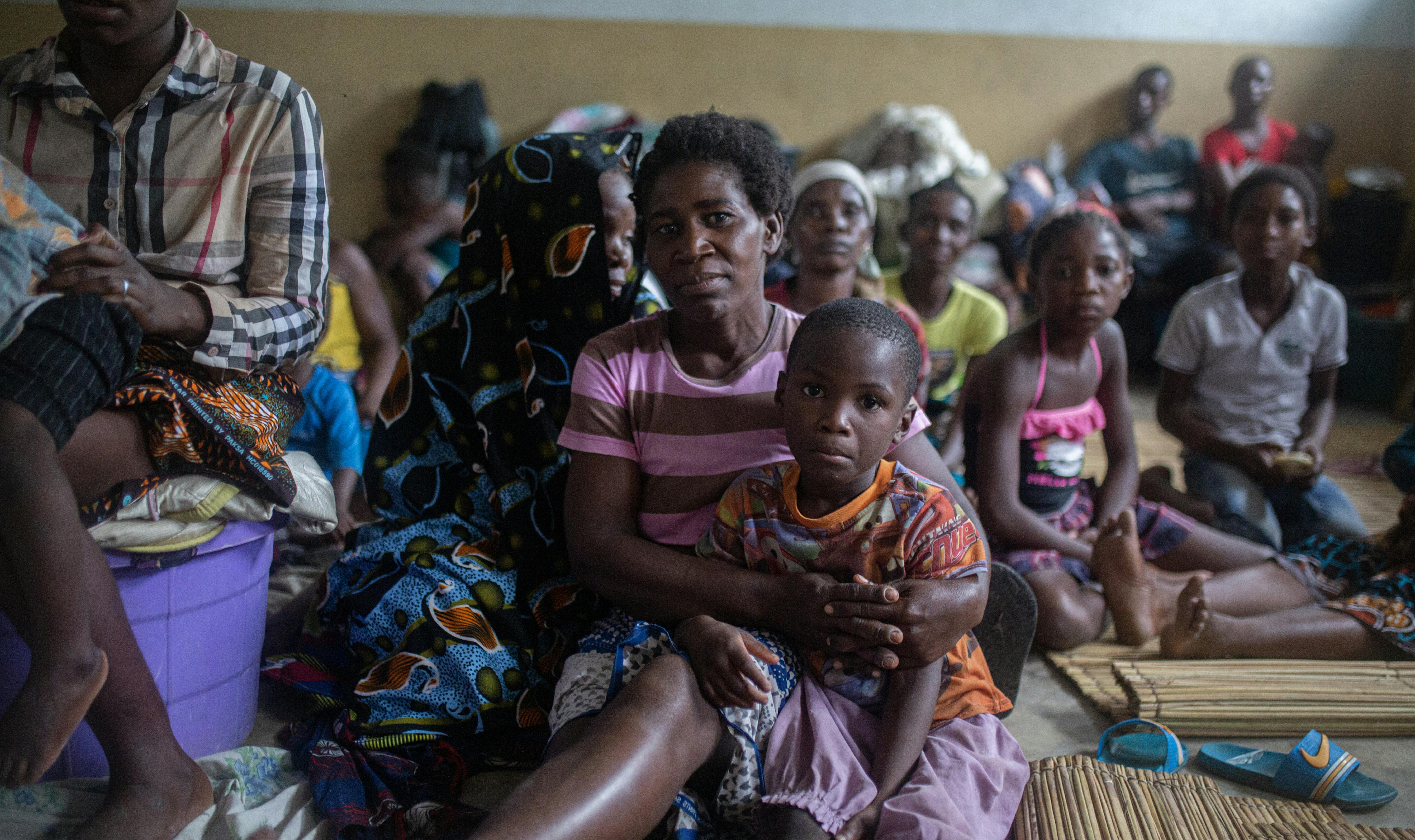 Mozambico - Famiglie rifugiate in una scuola a causa del tifone