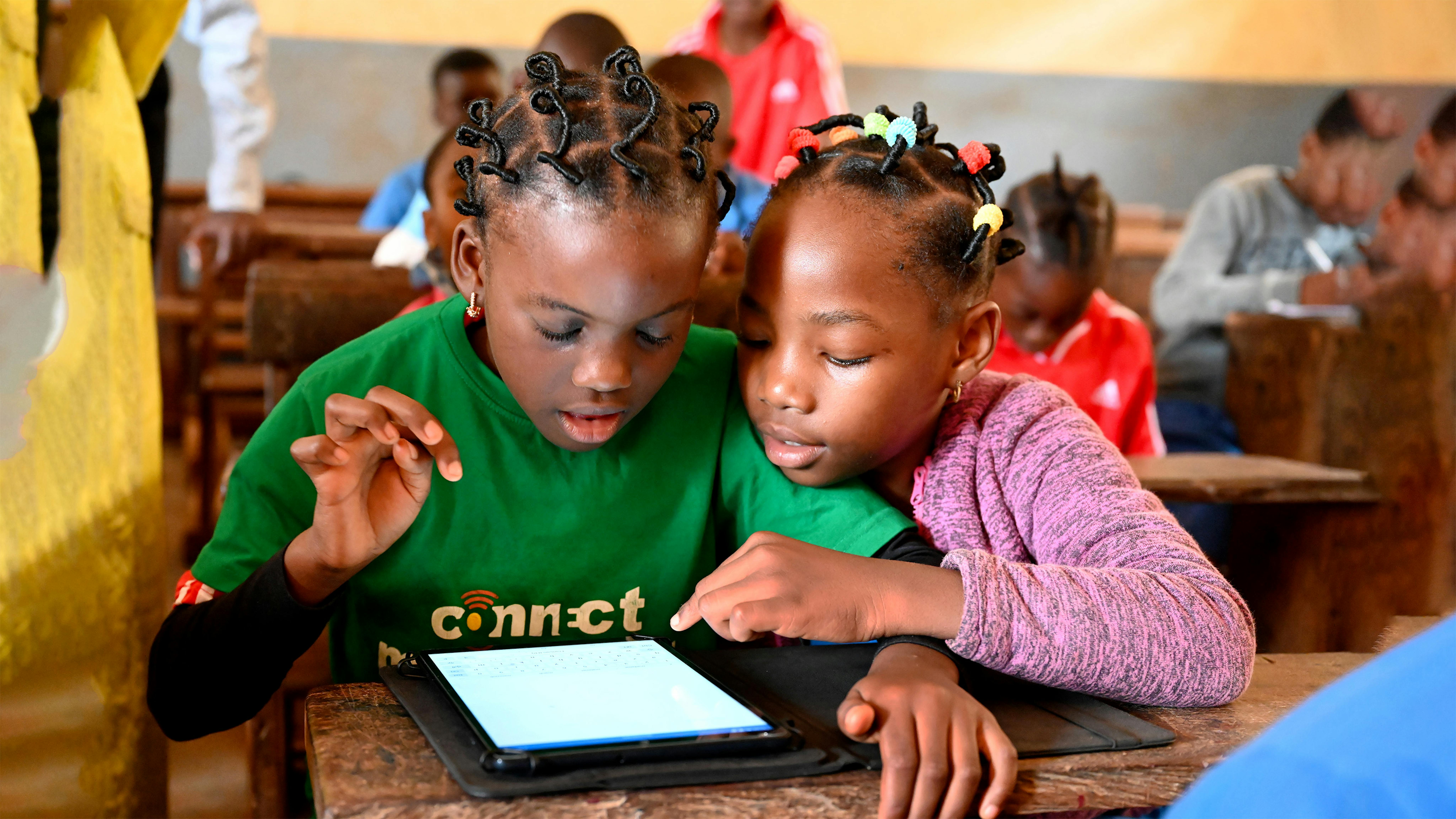 Camerun - I bambini imparano con tablet e computer nella Public Melen School di Yaoundé