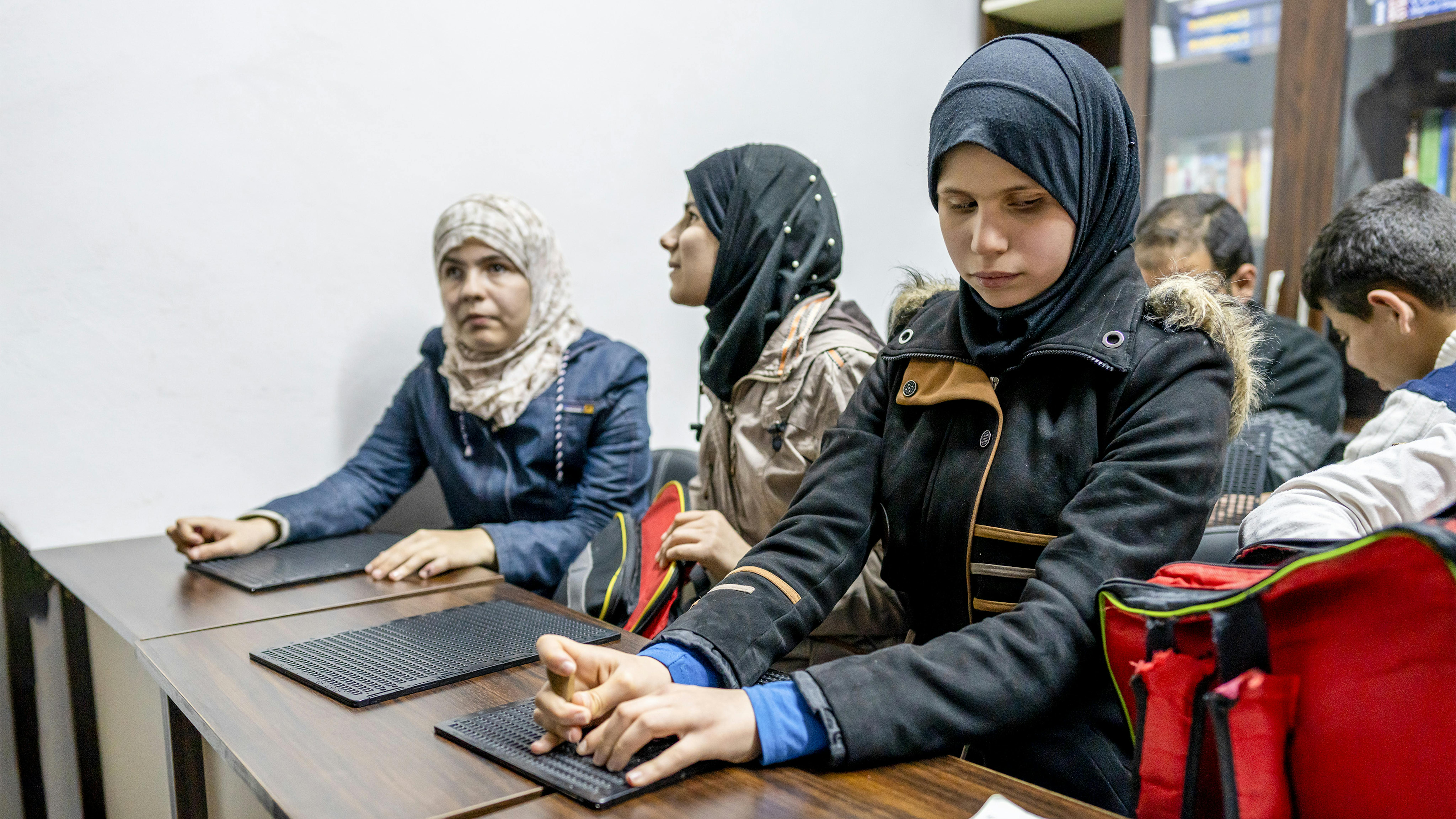 Siria - Haifa frequenta un corso di lingua inglese presso un centro sostenuto dall'UNICEF e gli piace scrivere poesie