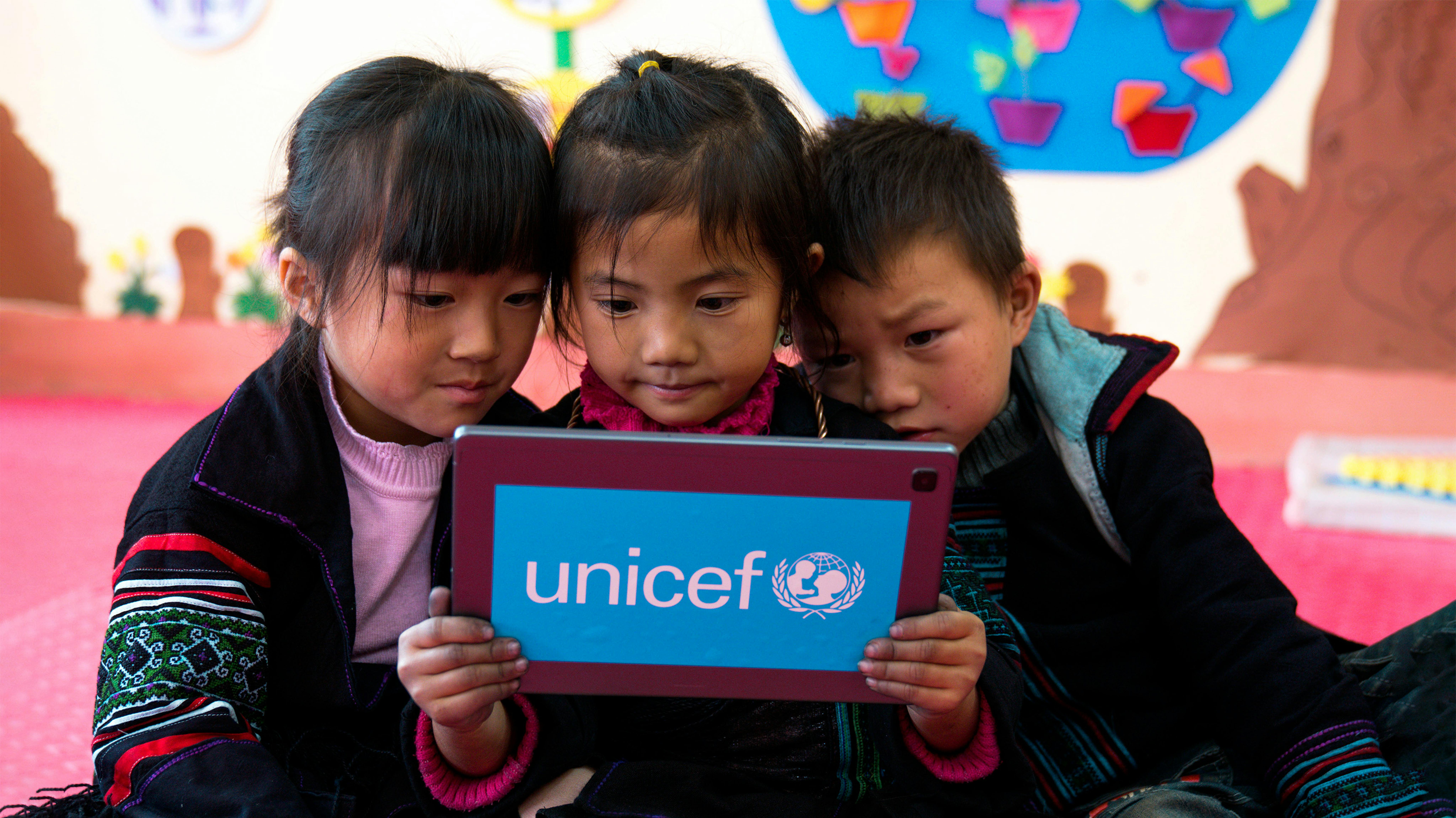 Vietnam - Gli studenti della scuola materna di Ham Rong nella provincia di Lao Cai erano entusiasti quando utilizzavano la tecnologia AR supportata dall'UNICEF