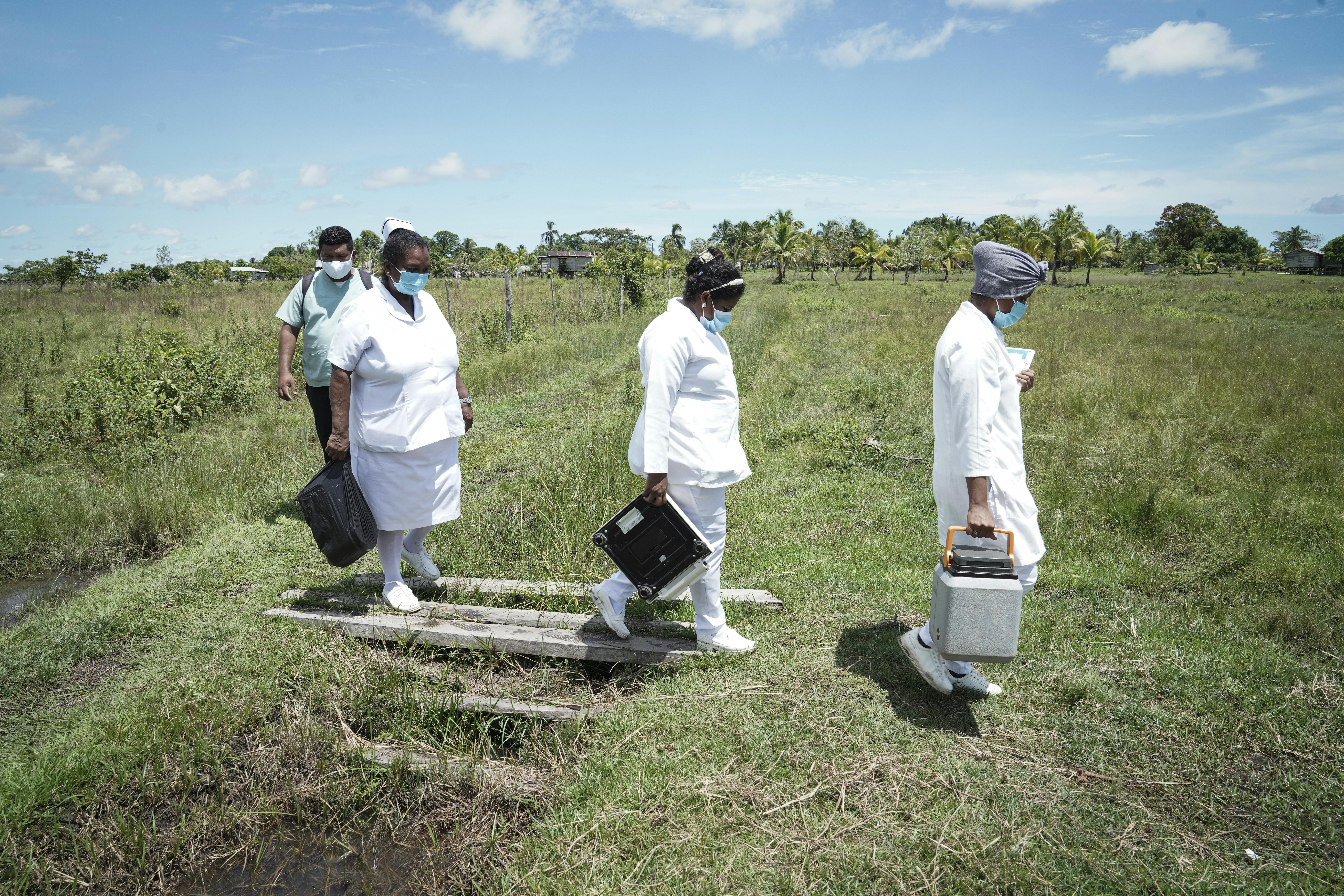 Il personale sanitario arriva a casa di Florencia Mena per parlare della campagna di sensibilizzazione sui vaccini. Siamo nella comunità di Sisin, territorio indigeno di Twi Yahabra nei Caraibi del Nord del Nicaragua.