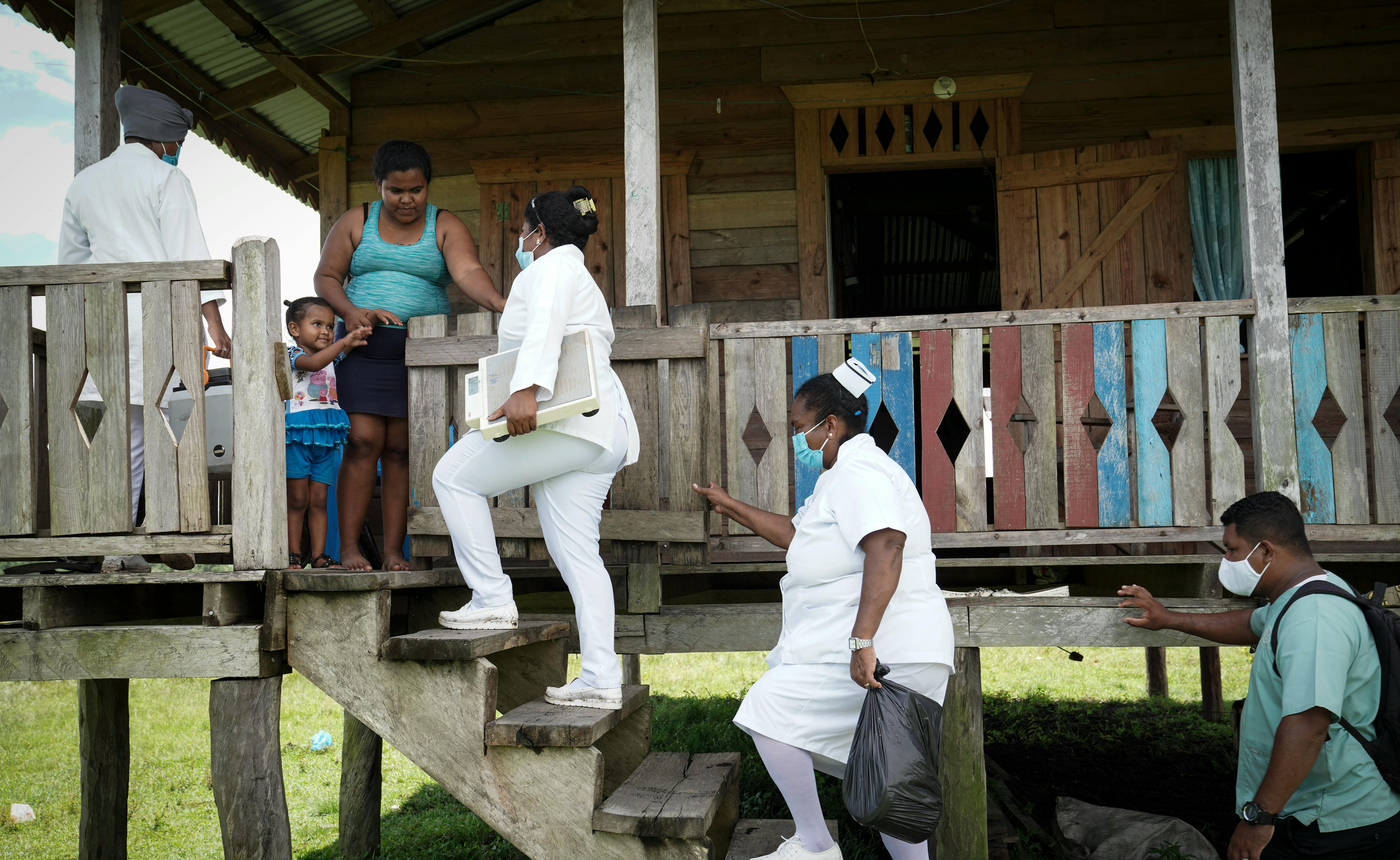 Le infermiere salgono a casa di Florencia Mena, dove vengono accolte da lei e dalla piccola Rihana. In Nicaragua gli infermieri sono un collegamento vitale tra i servizi del sistema sanitario nazionale e le popolazioni tradizionalmente difficili da raggiungere