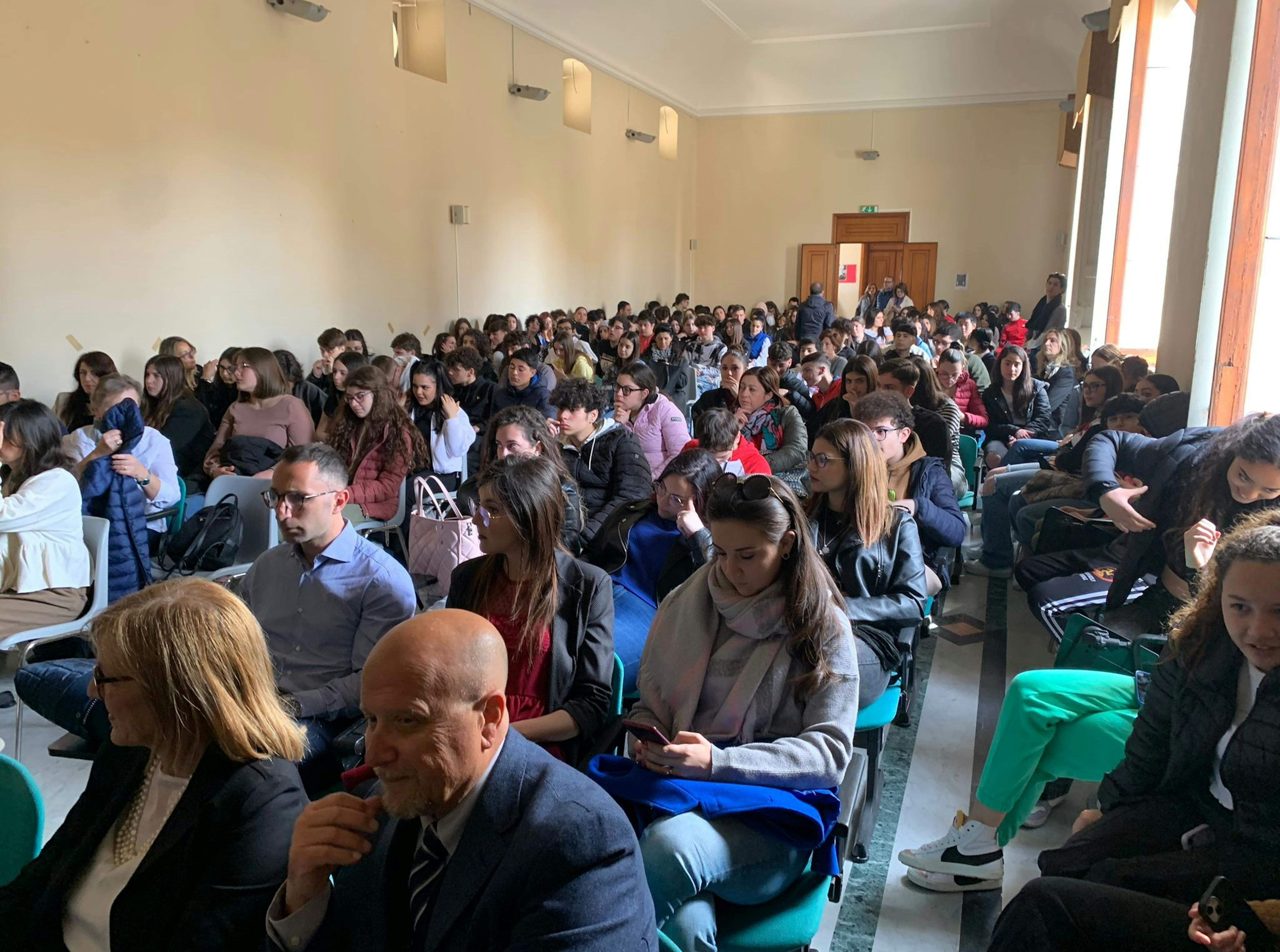 L'aula magna dell'Ardizzone Gioeni gremito di studenti e docenti