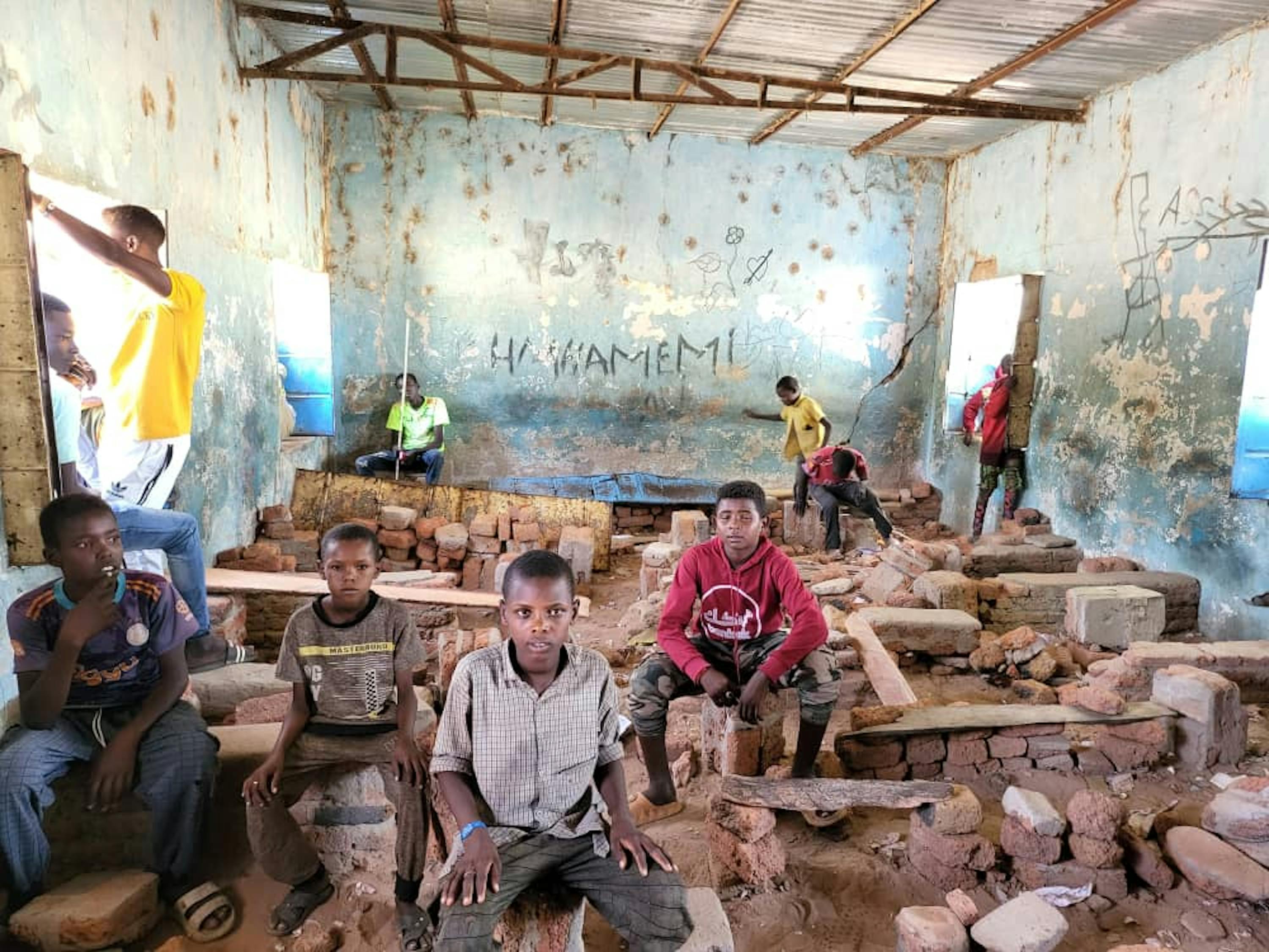 Per fuggire dalla violenza scoppiata in Sudan nell'aprile 2023, circa 9 mila persone si sono rifugiate nella Repubblica Centrafricana. Qui alcuni bambini giocano in una scuola abbandonata