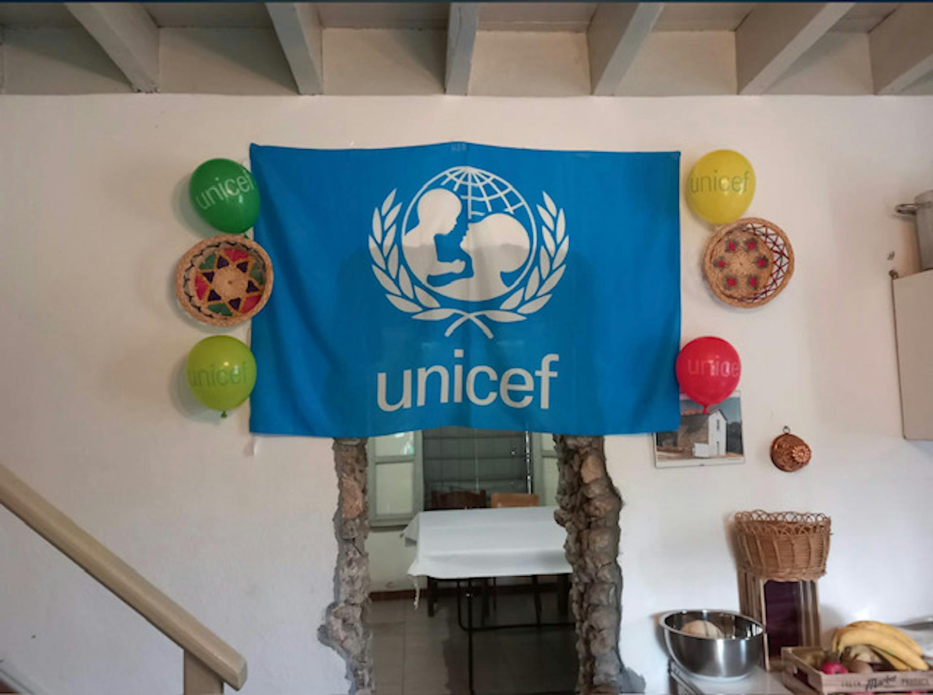 Interno della baita con la bandiera UNICEF