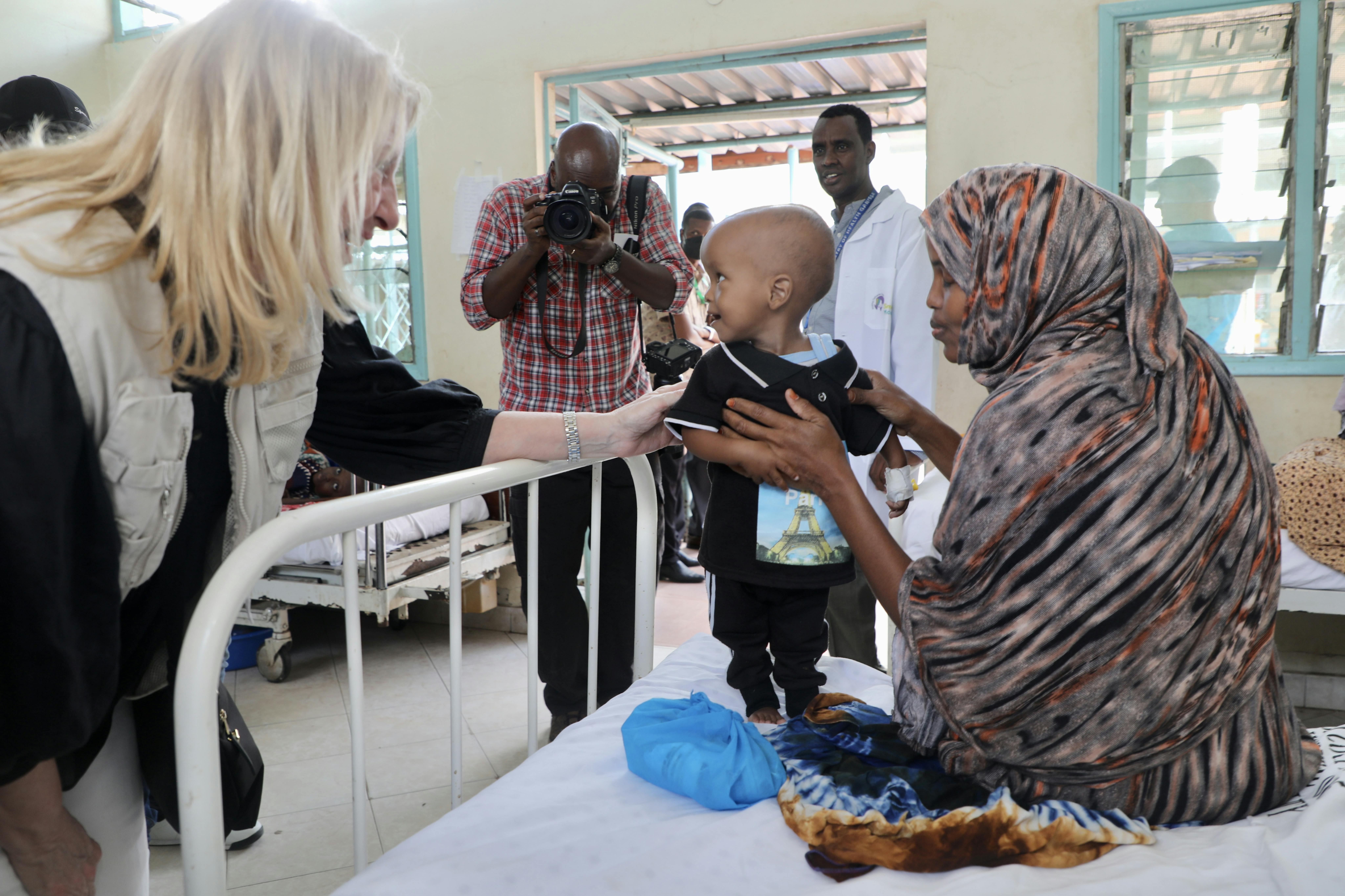in Kenya, il direttore esecutivo dell'UNICEF Catherine Russell incontra il piccolo Mansuur di 10 mesi e sua madre, Harira Adow. Si trovano nel centro di stabilizzazione presso il Garissa County Referral Hospital, dove Mansuur è in cura per la malnutrizione.