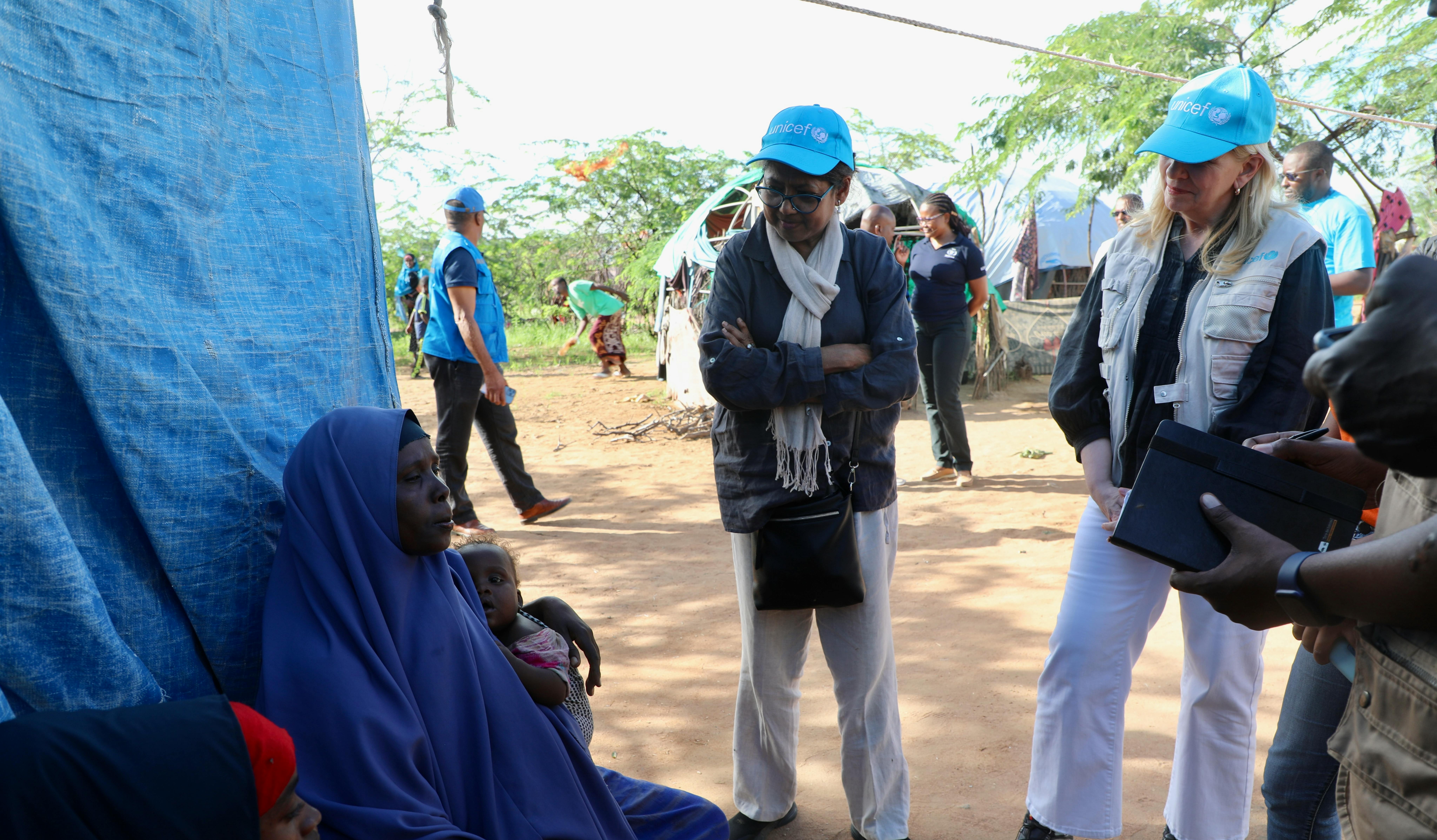 Campo profughi di Dadaab a Garissa, Kenya, Catherine Russell parla con una mamma che tiene in braccio la sua figlia più piccola di 9 mesi,  seduta accanto a lei c'è la sorella.