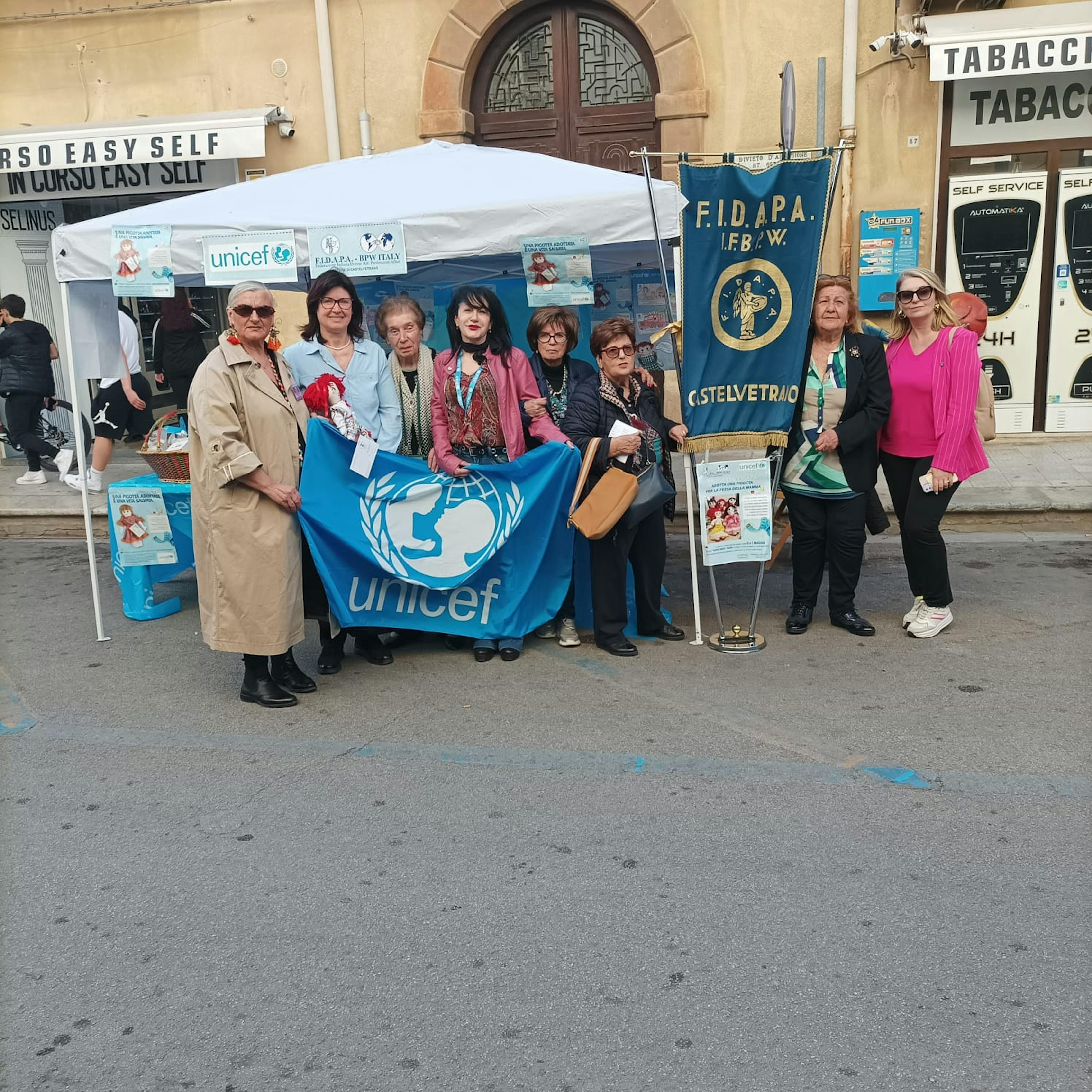 Volontarie con la bandiera UNICEF