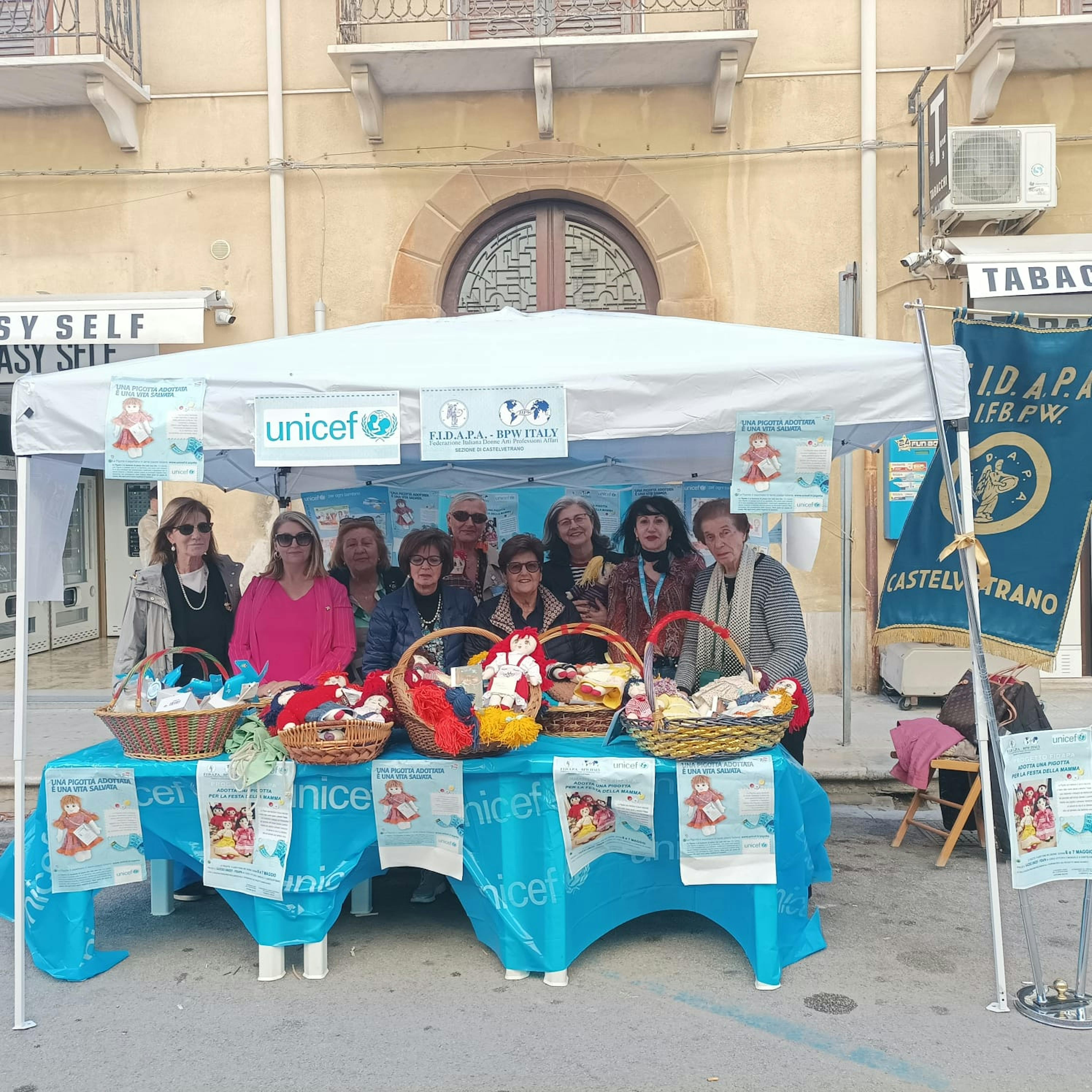 Lo stand per l'adozione delle pigotte