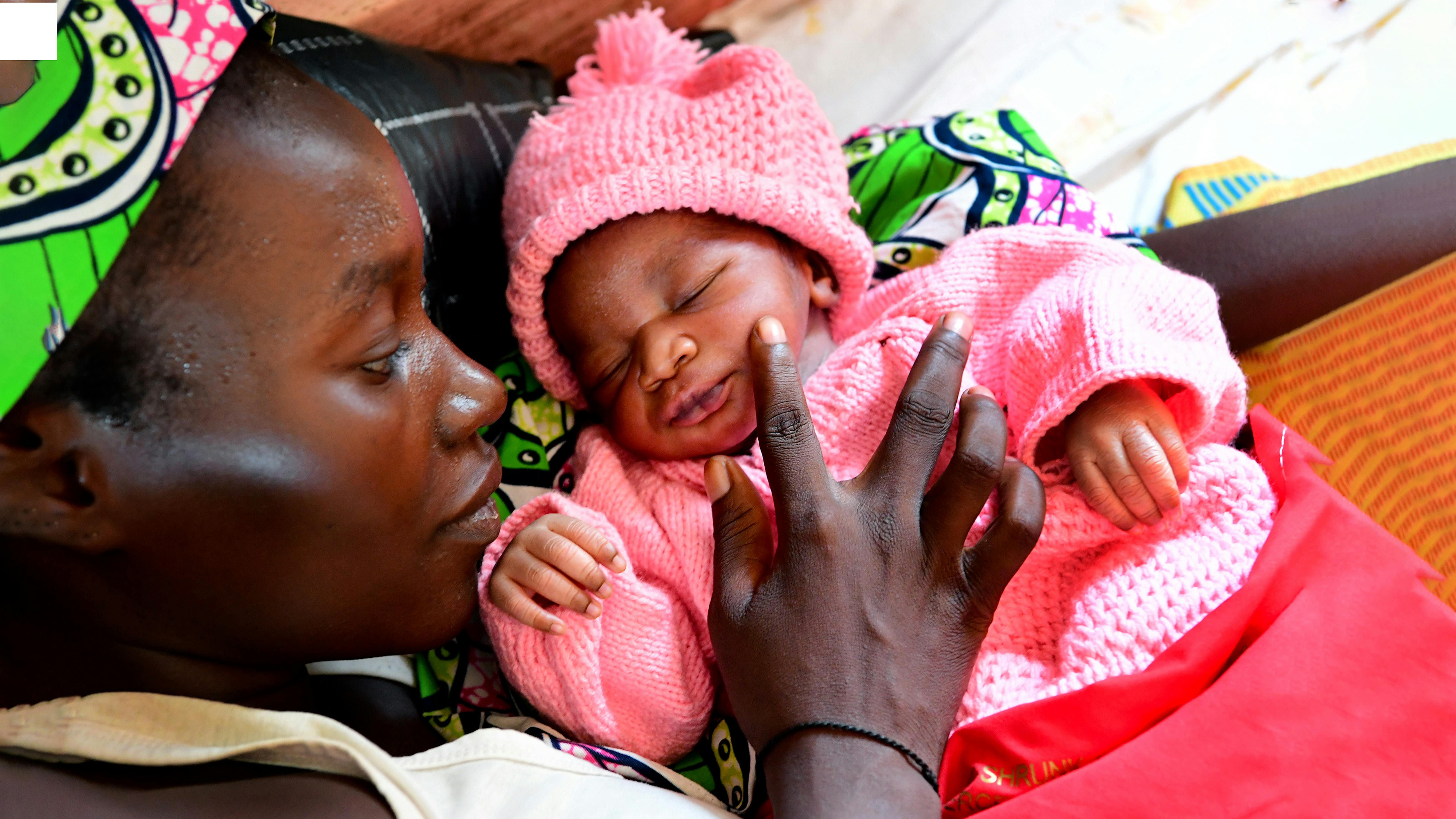 Ciaod, Pascaline Keidoné, di 21 anni,  sta coccolando il suo neonato, in un centro sanitario sostenuto dall'UNICEF, nel campo profughi di Dosseye