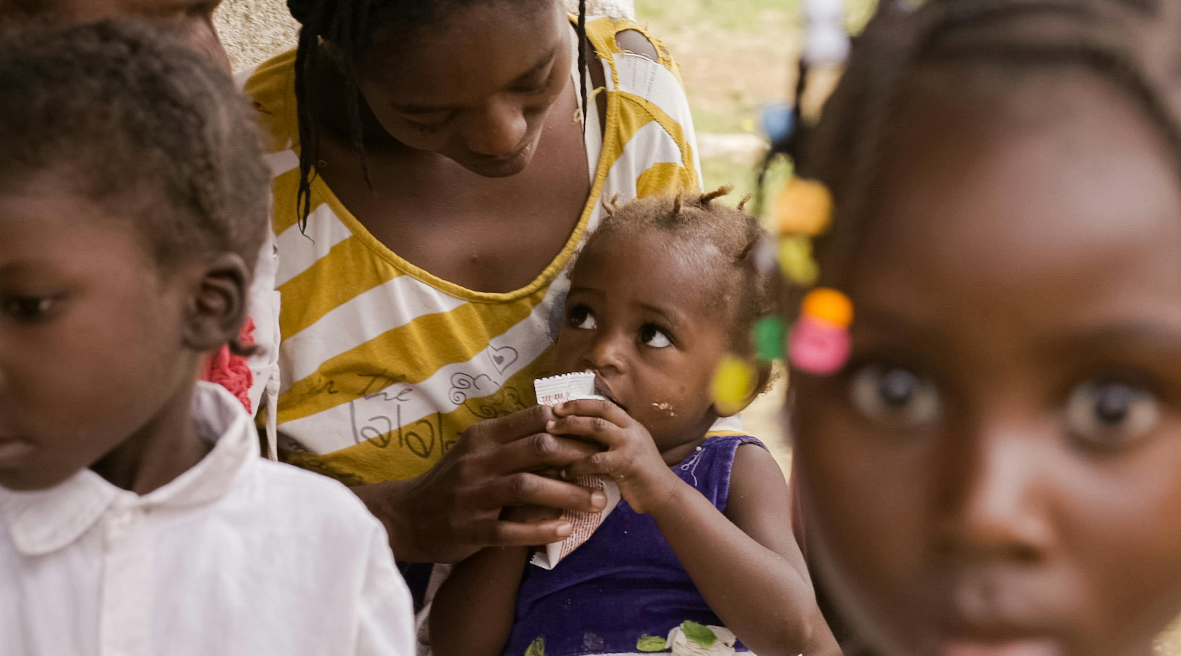 Haiti Bambino che mangia piano di arachidi in un centro sanitario per la nutrizione. Mare Briole, dipartimento Sud-Est